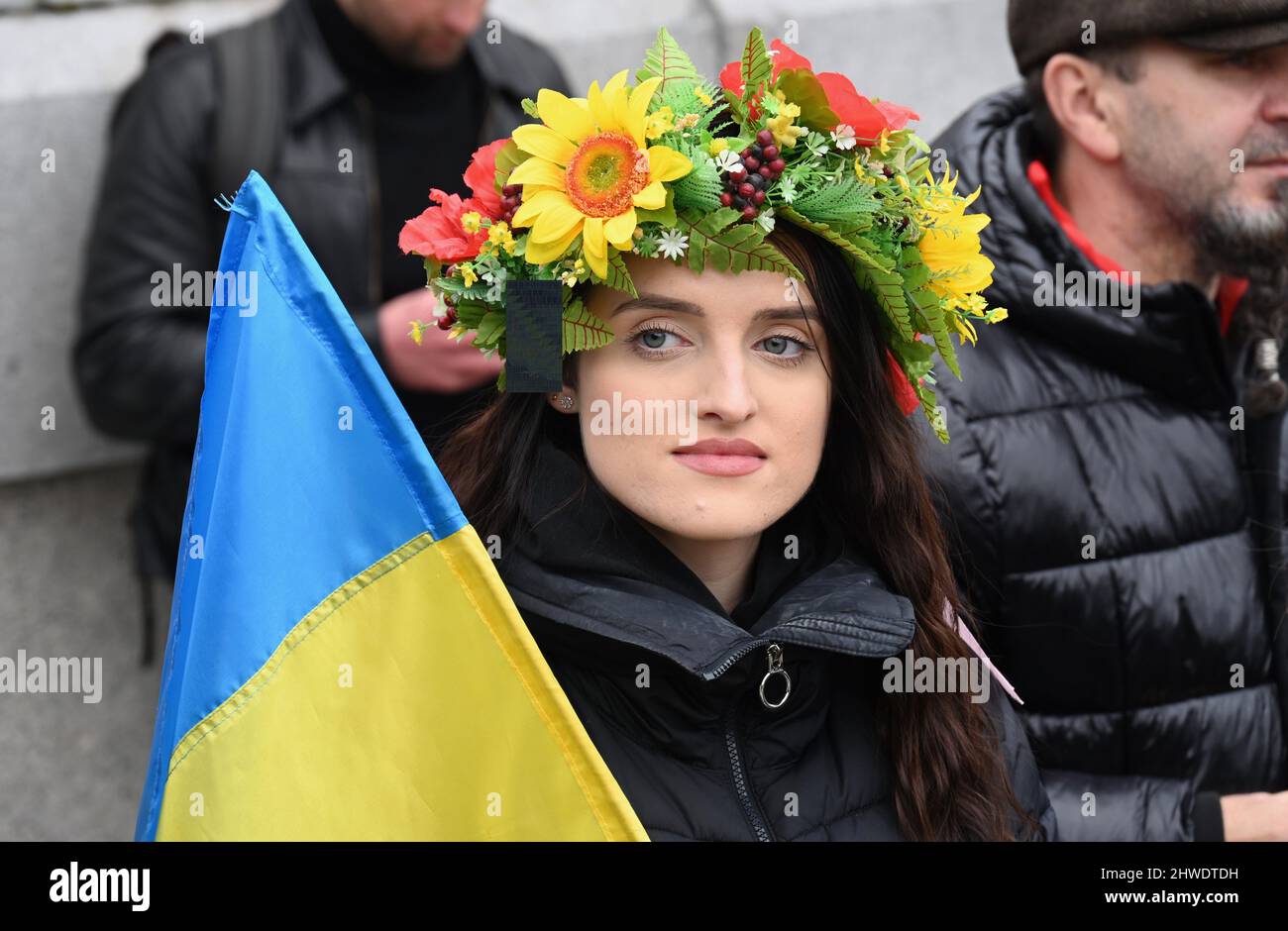 Stehe mit der Ukraine. Protest gegen die russische Invasion der Ukraine, Trafalgar Square, London. VEREINIGTES KÖNIGREICH Stockfoto