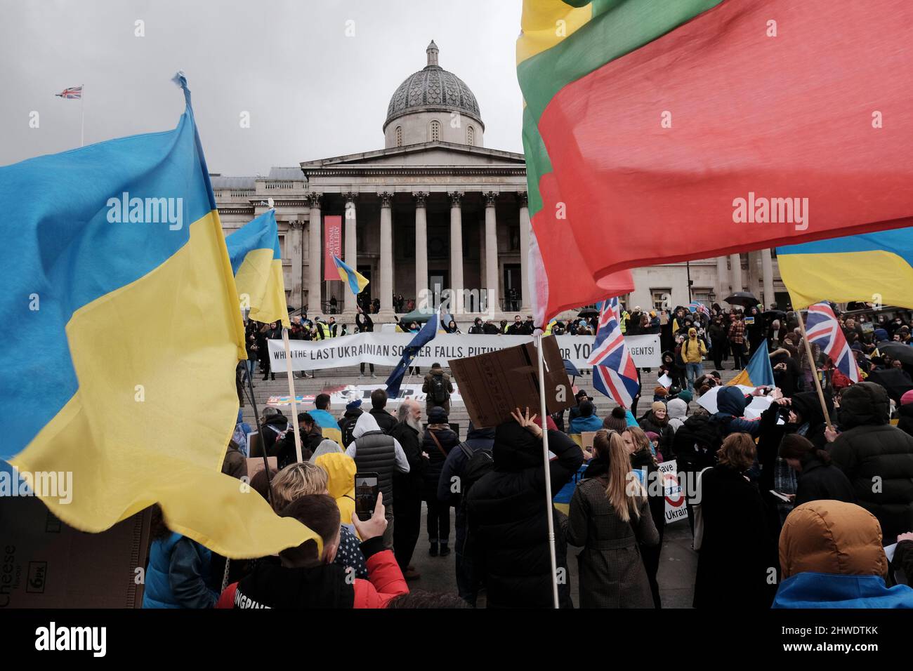 5.. März 2022, London, Großbritannien. Ukrainische Staatsbürger und pro-ukrainische Anhänger versammeln sich auf dem Trafalgar-Platz, um gegen die russische Invasion und den Krieg in der Ukraine zu protestieren. Stockfoto