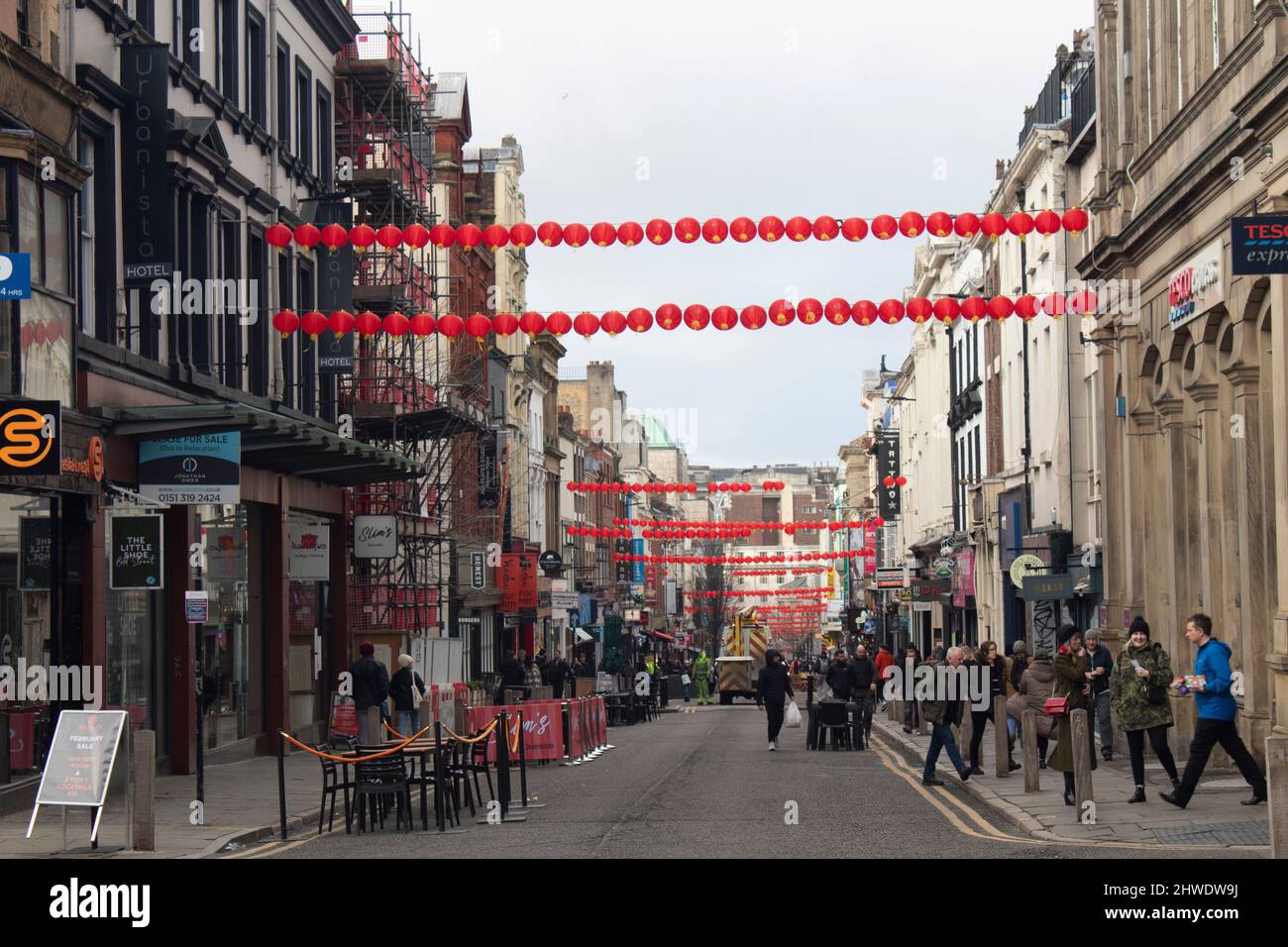 Chinesische Neujahrslaternen hängen über der Bold Street, Liverpool England Stockfoto