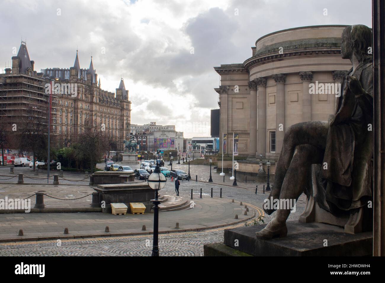 Statue des Raphael mit Blick auf das Zentrum von Liverpool und auf das North Western Hotel und die St. George's Hall von der Walker Art Gallery, Liverpool, Großbritannien Stockfoto