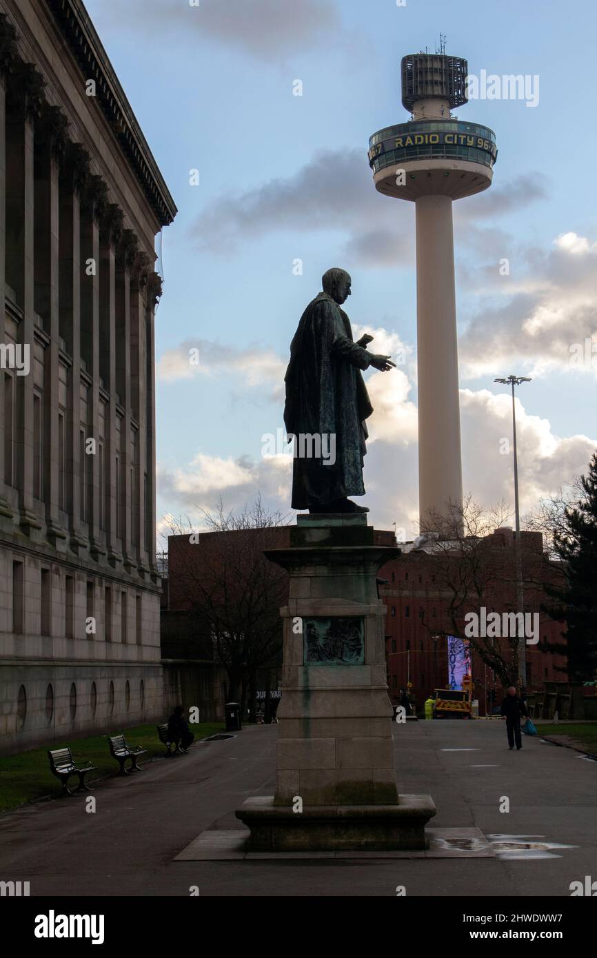 Statue von Arthur Forwood, von George Frampton mit dem Radio City Tower im Hintergrund und St. George's Hall, St. John's Gardens Liverpool Stockfoto