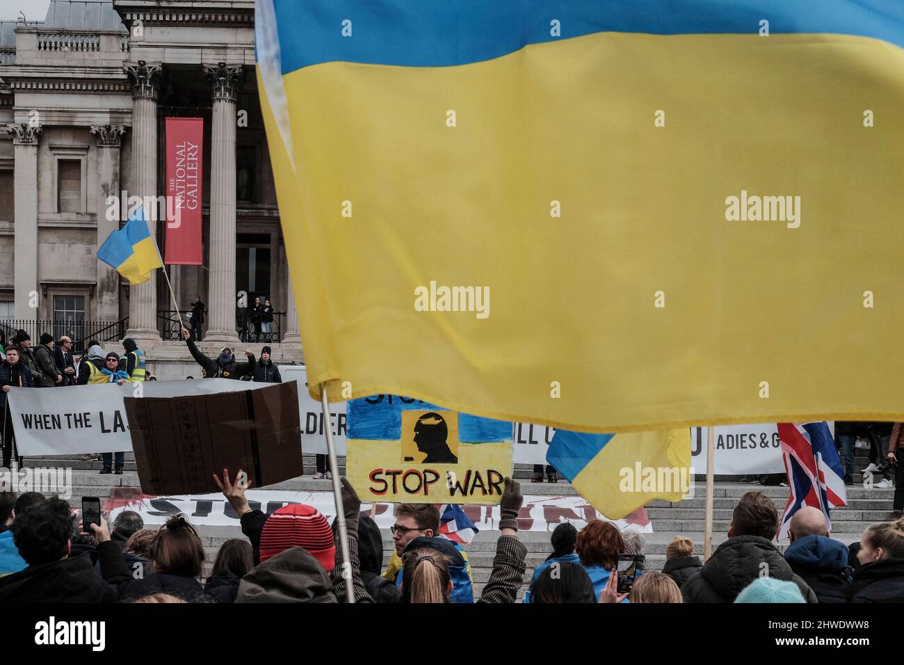 5.. März 2022, London, Großbritannien. Ukrainische Staatsbürger und pro-ukrainische Anhänger versammeln sich auf dem Trafalgar-Platz, um gegen die russische Invasion und den Krieg in der Ukraine zu protestieren. Eine junge ukrainische Familie schließt sich den Demonstranten gegen den Krieg an. Stockfoto