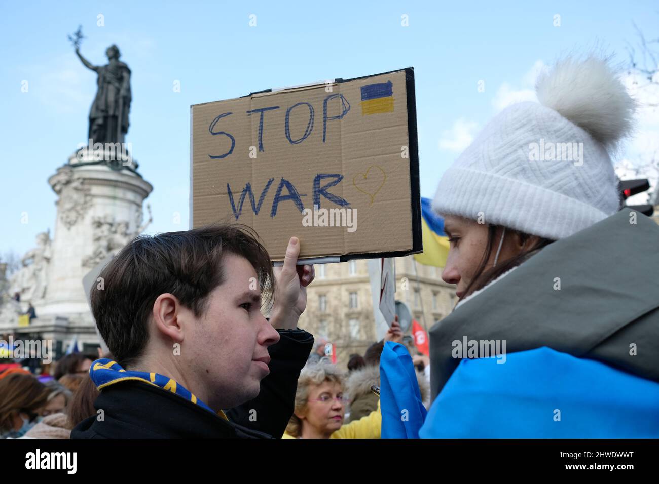 Riesige Mobilisierung in Paris gegen den Krieg in der Ukraine Tausende von Menschen marschierten zwischen der republik und der bastille und skandierten Anti-putin-Parolen Stockfoto