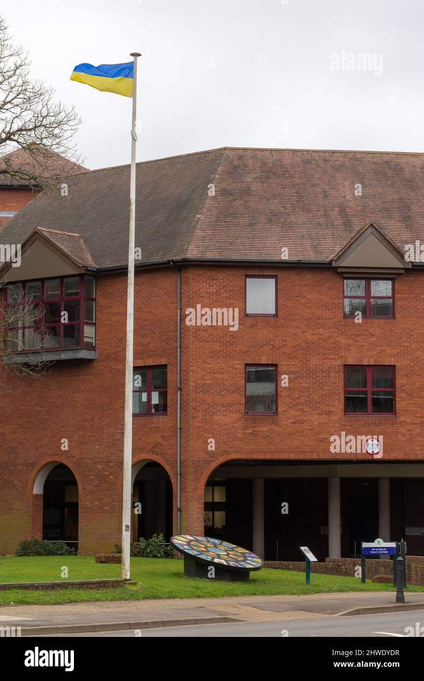 5.. März 2022. Die ukrainische Flagge fliegt vor den Ratsbüros von Surrey Heath Borough in Camberley, Surrey, England, Großbritannien, um das Volk der Ukraine zu unterstützen, nachdem Russland unter der Führung Putins in die Ukraine eingedrungen war. Stockfoto