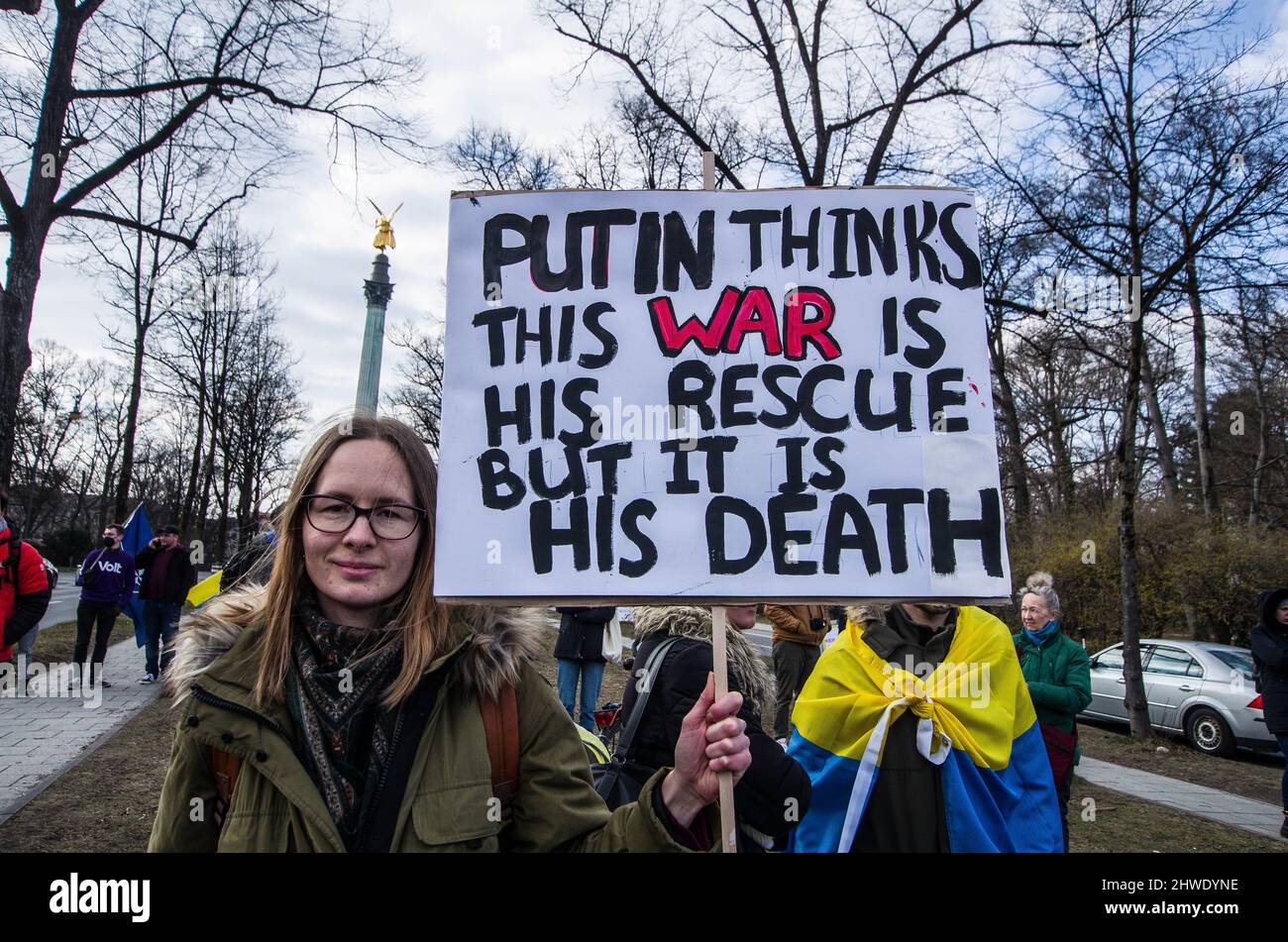 München, Bayern, Deutschland. 5. März 2022. Deutschland, ein Demonstrator in München, hält ein Zeichen, das die Überzeugung widerspiegelt, dass Putin in der Ukraine in den Krieg trat, um seine Regierung vor dem Untergang zu retten, aber in Wirklichkeit schuf er sein eigenes Afghanistan und hat angeblich Kriegsverbrechen begangen. Unter dem Motto "die Ukraine ist Europa" veranstaltete die Münchner Irina Revina Hofmann eine Demonstration gegen den Krieg von Wladimir Putin gegen die Ukraine. Hofmann ist ein Russe, der gegen das Putin-Regime steht. An einem Punkt brachte ein Passant seine Ablehnung der Existenz von Rus zum Ausdruck Stockfoto