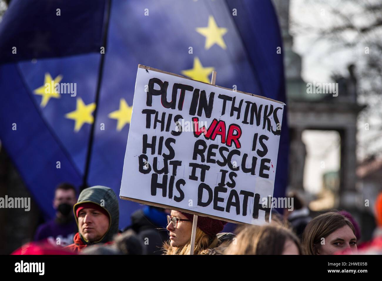 München, Bayern, Deutschland. 5. März 2022. Deutschland, ein Demonstrator in München, hält ein Zeichen, das die Überzeugung widerspiegelt, dass Putin in der Ukraine in den Krieg trat, um seine Regierung vor dem Untergang zu retten, aber in Wirklichkeit schuf er sein eigenes Afghanistan und hat angeblich Kriegsverbrechen begangen. Unter dem Motto "die Ukraine ist Europa" veranstaltete die Münchner Irina Revina Hofmann eine Demonstration gegen den Krieg von Wladimir Putin gegen die Ukraine. Hofmann ist ein Russe, der gegen das Putin-Regime steht. An einem Punkt brachte ein Passant seine Ablehnung der Existenz von Rus zum Ausdruck Stockfoto
