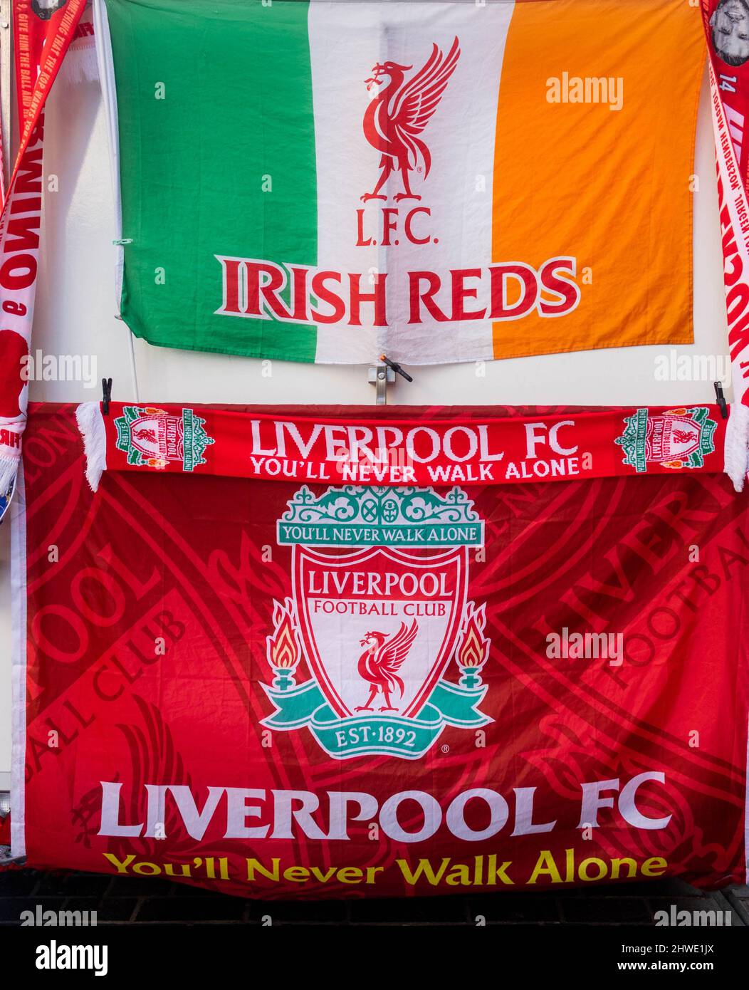 LFC Irish Reds Fußball-Fankioské mit Fahnen und Bannern Stockfoto