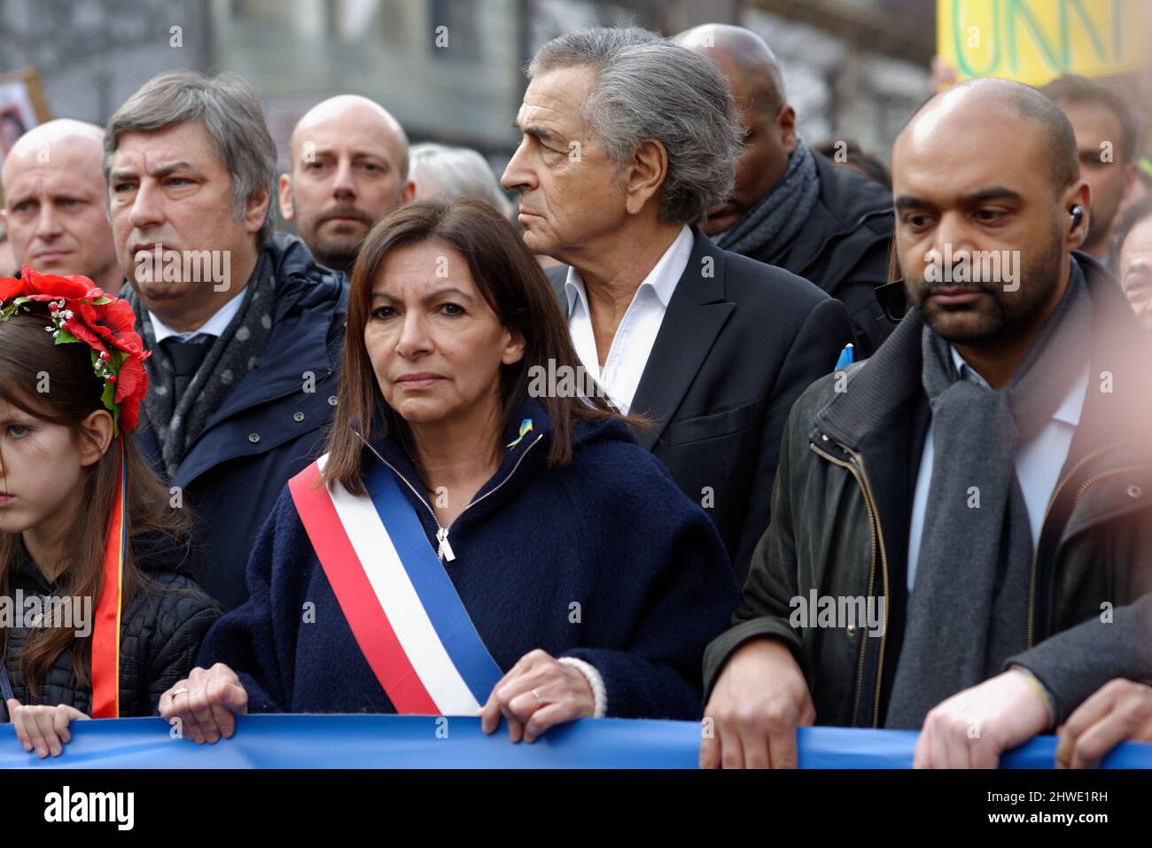 Riesige Mobilisierung in Paris gegen den Krieg in Ukrain viele Politiker von links und rechts waren in der Prozession, darunter der Bürgermeister von Paris Stockfoto