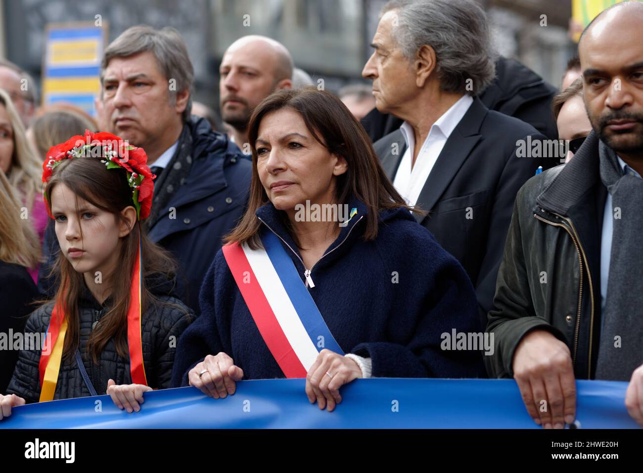 Riesige Mobilisierung in Paris gegen den Krieg in Ukrain viele Politiker von links und rechts waren in der Prozession, darunter der Bürgermeister von Paris Stockfoto