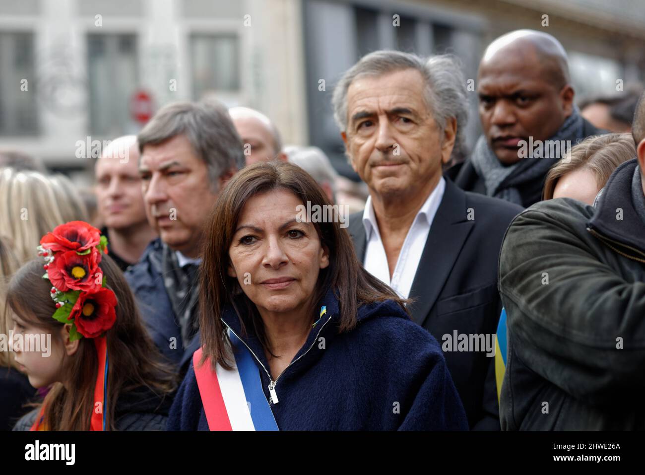 Riesige Mobilisierung in Paris gegen den Krieg in Ukrain viele Politiker von links und rechts waren in der Prozession, darunter der Bürgermeister von Paris Stockfoto