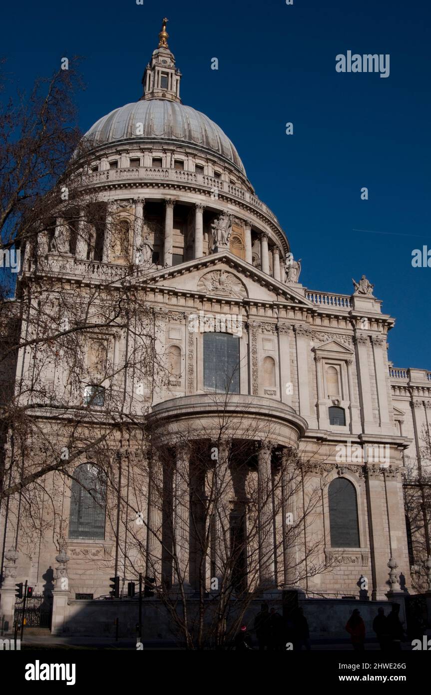 Blick auf die St Paul Cathedral an einem sonnigen Tag. Als Sitz des Bischofs von London dient die Kathedrale als Mutterkirche der Diözese London. It Stockfoto