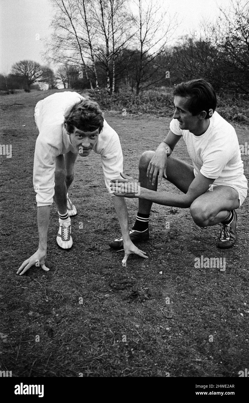 Schauspieler Michael Crawford trainiert mit dem Olympiasportler Gordon Pirie für seine bevorstehende Rolle im Michael Winnerfilm „The Games“. Wimbledon Common. 22.. Januar 1969. Stockfoto