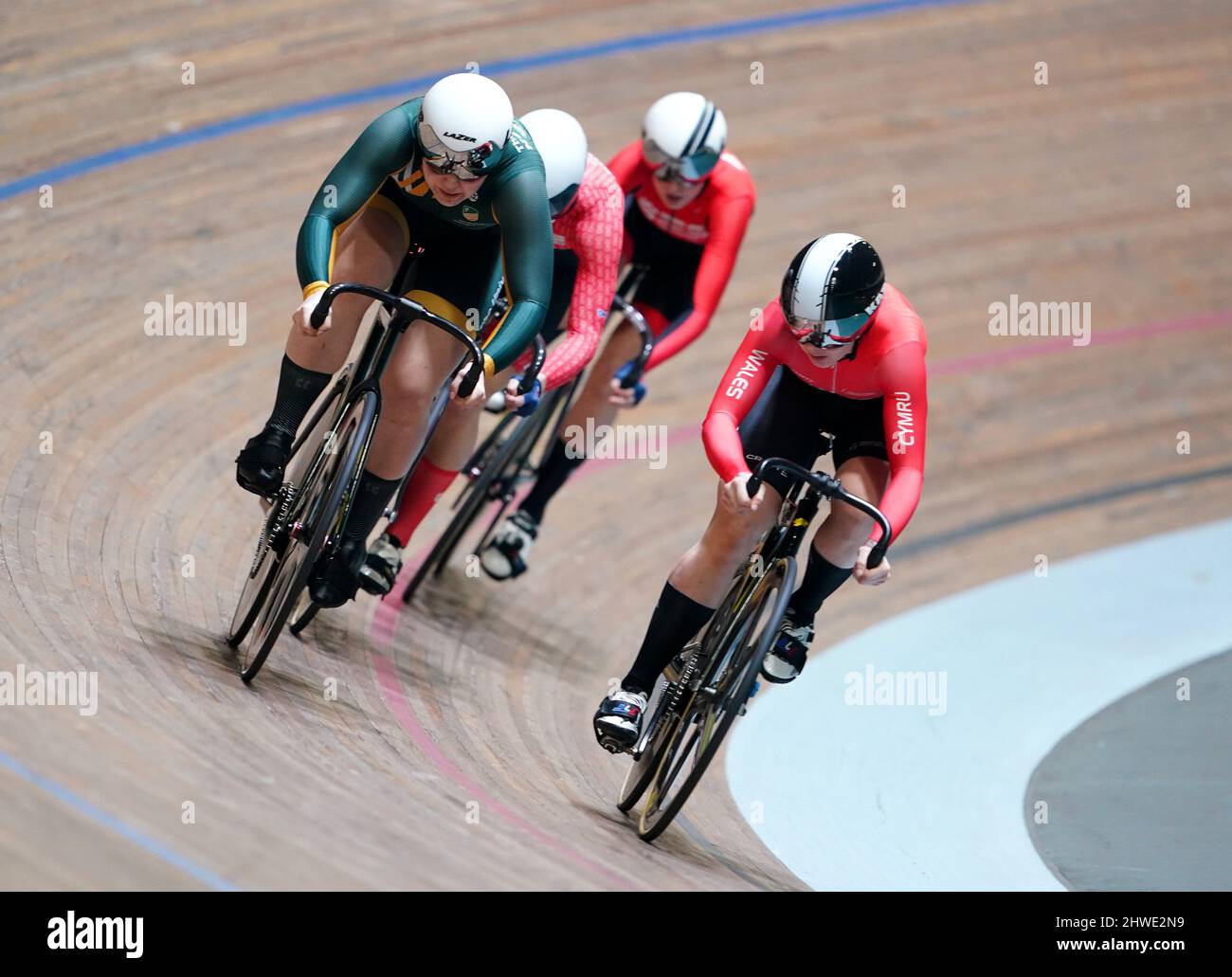 Ellie Coster (rechts) im Deirin der Frauen am dritten Tag der HSBC UK National Track Championships im Geraint Thomas National Velodrome, Newport. Bilddatum: Samstag, 5. März 2022. Stockfoto