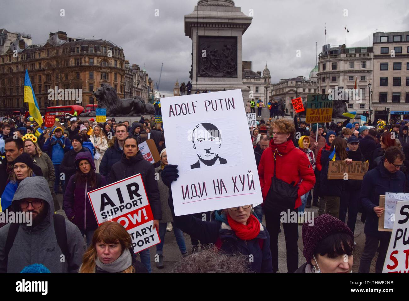 London, England, Großbritannien. 5. März 2022. Ein Protestler hält ein Plakat, das Wladimir Putin mit Adolf Hitler vergleicht. Tausende von Menschen versammelten sich am elften Tag der Proteste auf dem Trafalgar-Platz, als Russland seinen Angriff auf die Ukraine fortsetzt. (Bild: © Vuk Valcic/ZUMA Press Wire) Bild: ZUMA Press, Inc./Alamy Live News Stockfoto