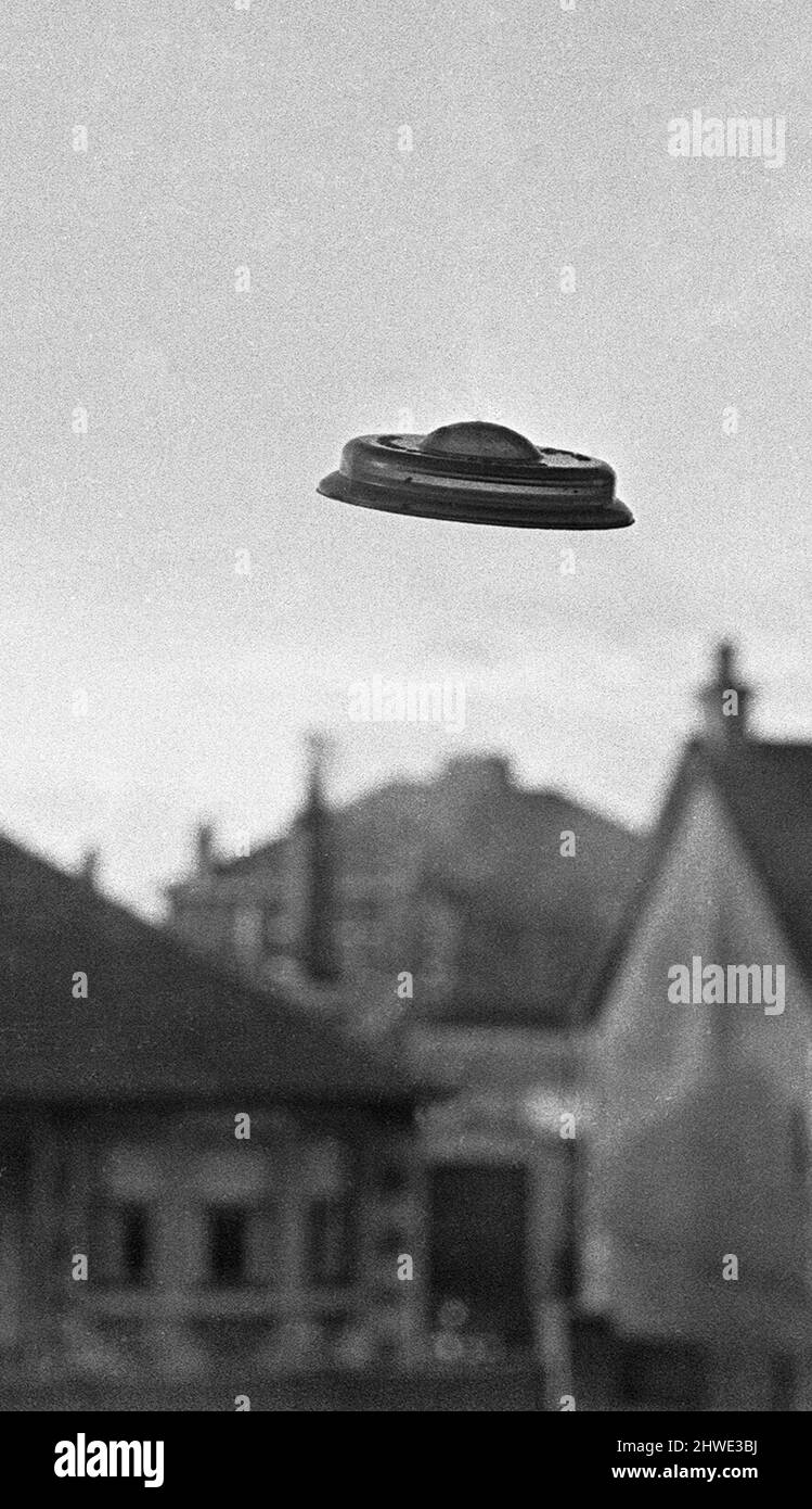 Gefälschtes UFO-Bild, das vom Hamilton Advertiser zur Illustration außerirdischer Besuche erstellt wurde. 3.. Januar 1970 Stockfoto