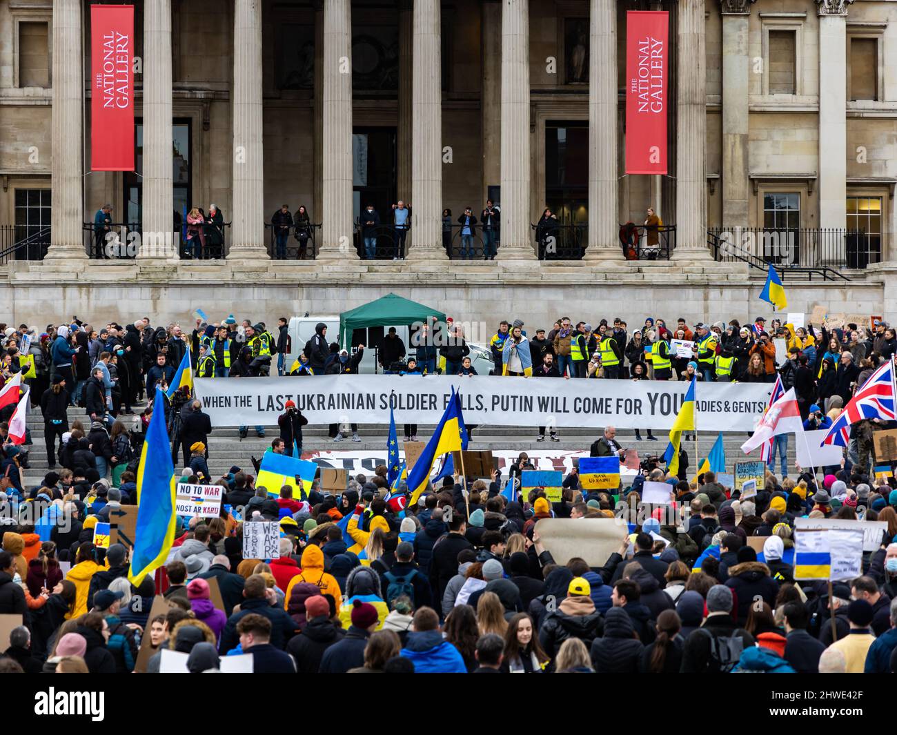 London, Großbritannien. 05. März 2022. Eine große Menschenmenge versammelt sich auf dem Trafalgar Square, um ihre Enttäuschung über die russische Invasion in der Ukraine zu zeigen und um Frieden zu bitten. Auf einem Schild steht: „Wenn der letzte ukrainische Soldat fällt, wird Putin für euch Damen und Herren kommen!“ © Matt Goodrum/Alamy Live News Stockfoto