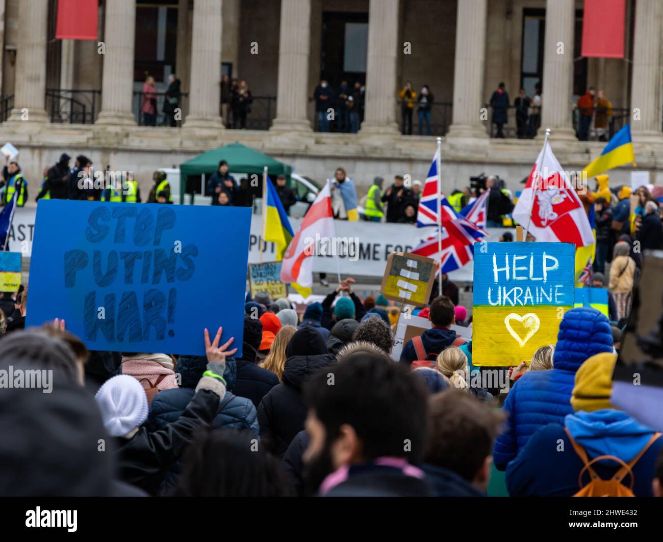 London, Großbritannien. 05. März 2022. Demonstranten halten Schilder mit der Aufschrift „STOPPEN SIE DEN PUTINS-KRIEG!“ Und „HELFT DER UKRAINE“, während sich Hunderte versammeln, um gegen die Invasion der Ukraine durch Russland unter Putins Kommand zu kämpfen. © Matt Goodrum/Alamy Live News Stockfoto