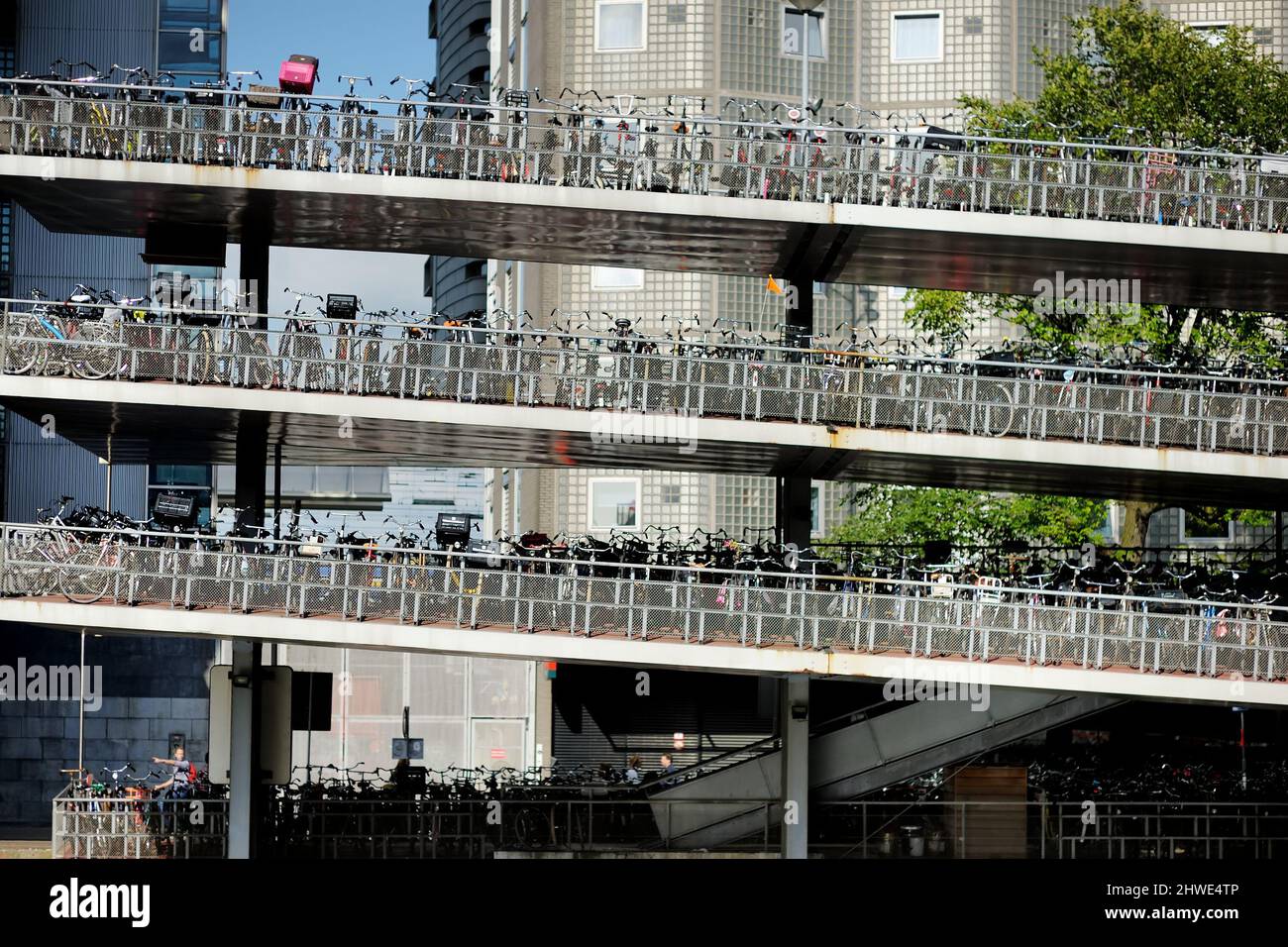 AMSTERDAM - AUGUST 2011: Viele Fahrräder auf einem mehrstöckigen Fahrradparkplatz in Amsterdam, Niederlande. Parken eines Fahrrads in mehrstöckigen Fahrrads Stockfoto