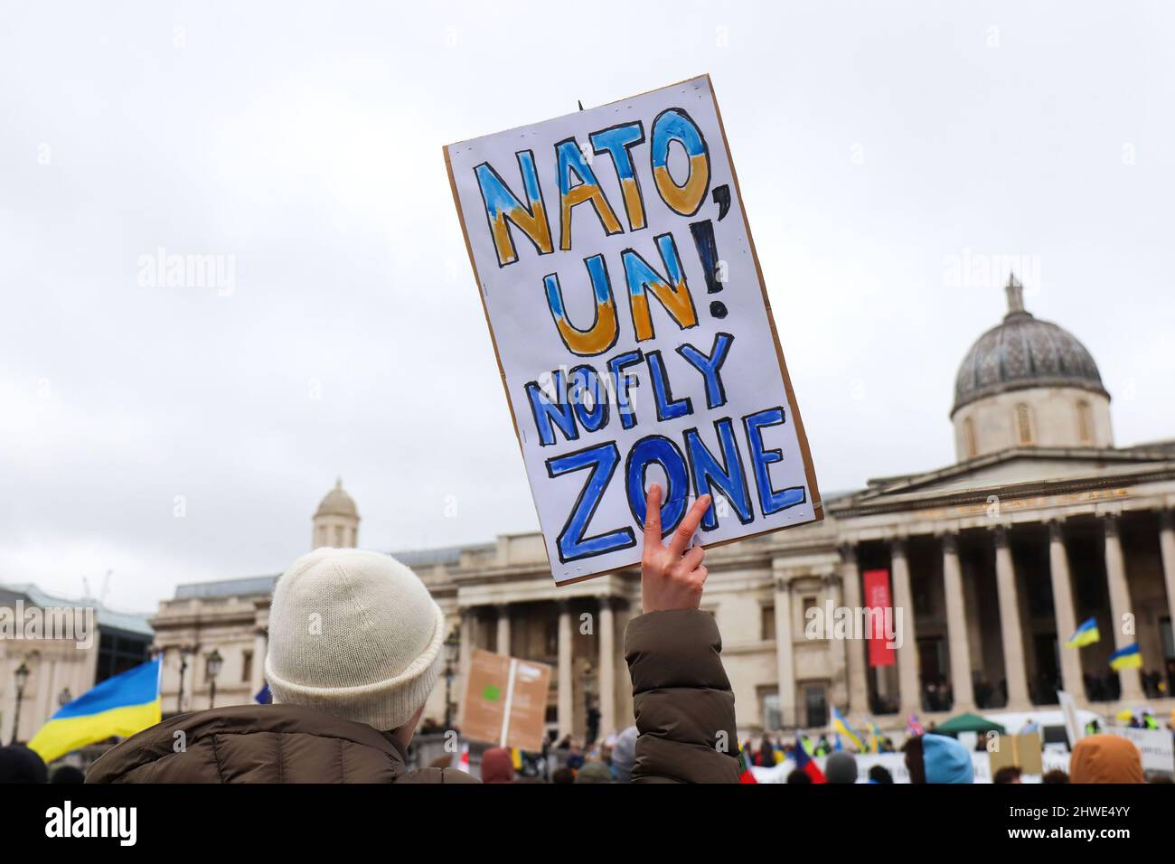 London, Großbritannien. 05. März 2022. Ein Protestler hält ein Schild mit der Forderung nach einer „Flugverbotszone für die Ukraine“ während eines Protestes gegen die russische Invasion in der Ukraine am Trafalgar Square. Kredit: SOPA Images Limited/Alamy Live Nachrichten Stockfoto