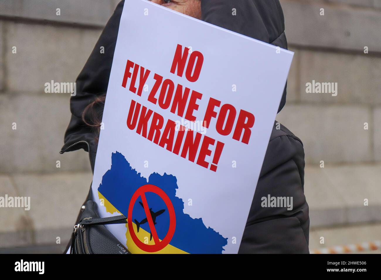 London, Großbritannien. 05. März 2022. Ein Protestler hält ein Schild mit der Forderung nach einer „Flugverbotszone für die Ukraine“ während eines Protestes gegen die russische Invasion in der Ukraine am Trafalgar Square. Kredit: SOPA Images Limited/Alamy Live Nachrichten Stockfoto