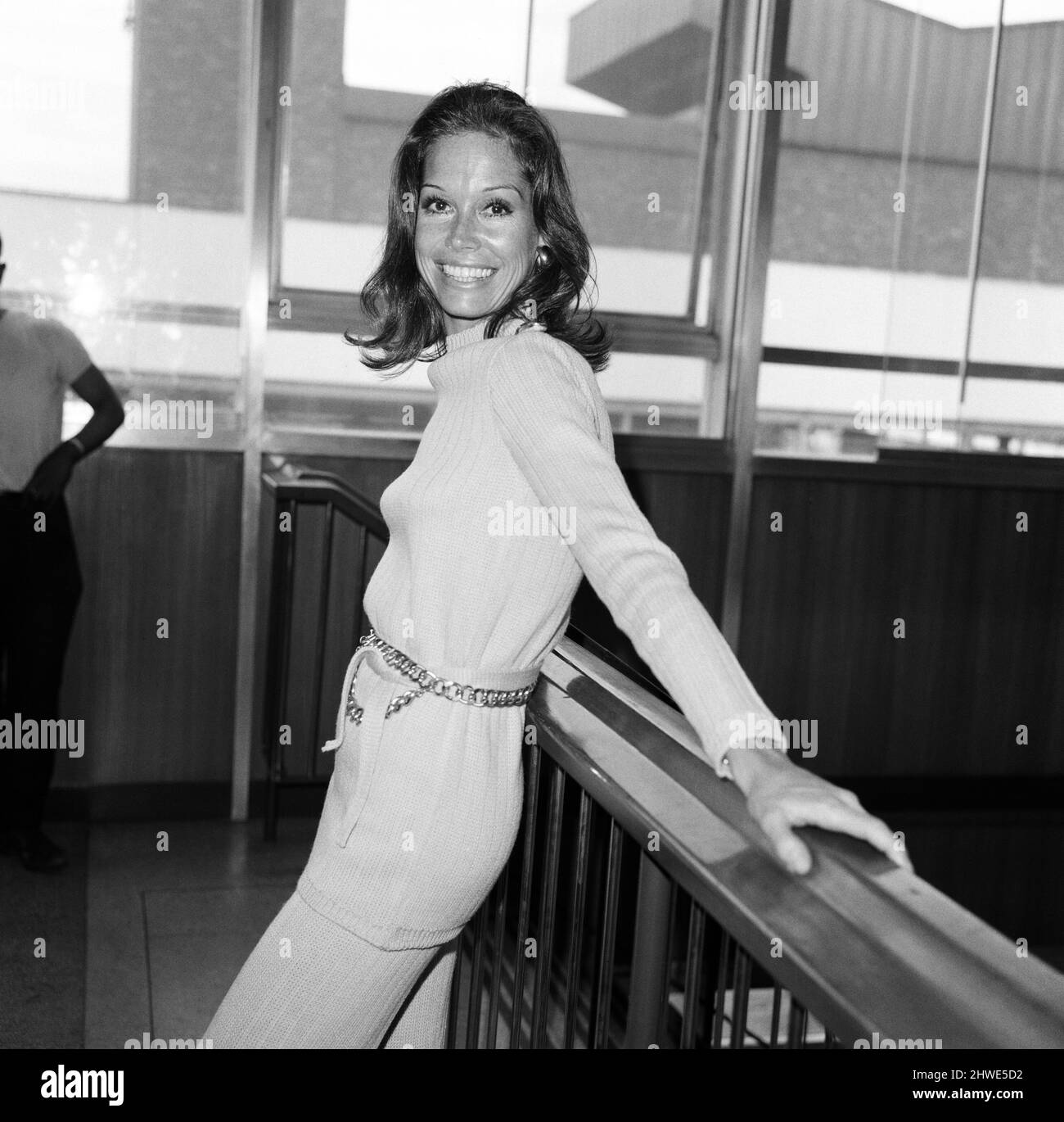 Die amerikanische Schauspielerin Mary Tyler Moore, am Flughafen London, auf dem Weg nach Los Angeles, nachdem sie sechs Wochen hier war und mit dem französischen Schauspieler Louis Jourdan einen Film „Run a Crooked Mile“ drehte. 18.. Juli 1969American die Schauspielerin Mary Tyler Moore, am Flughafen London, auf dem Weg nach Los Angeles, nachdem sie sechs Wochen hier war und einen Film mit dem französischen Schauspieler Louis Jourdan "Run a Crooked Mile" drehte. 18.. Juli 1969. Stockfoto