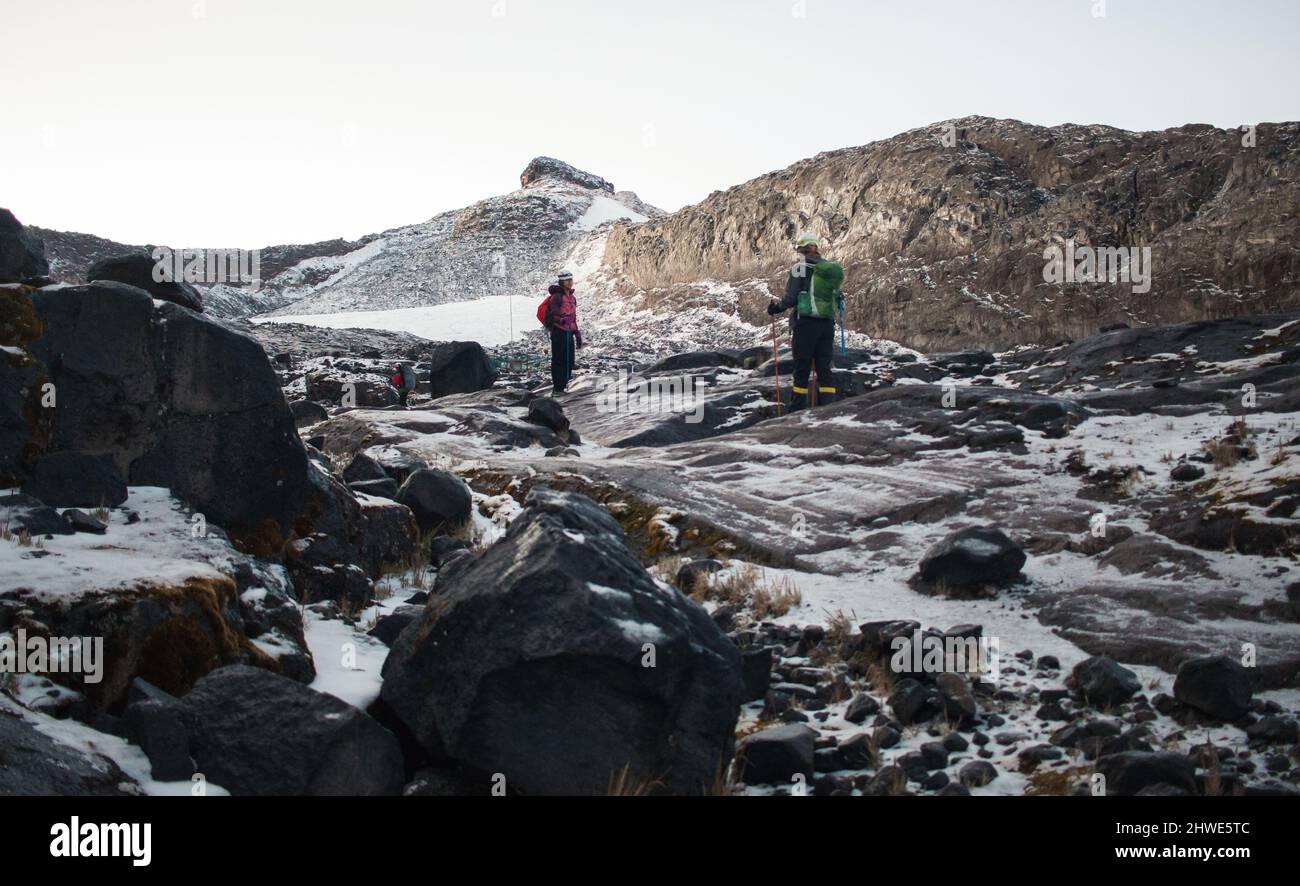 Zwei Menschen Bergsteigen im alpinen Ökosystem auf verschneiten Gletschern Stockfoto