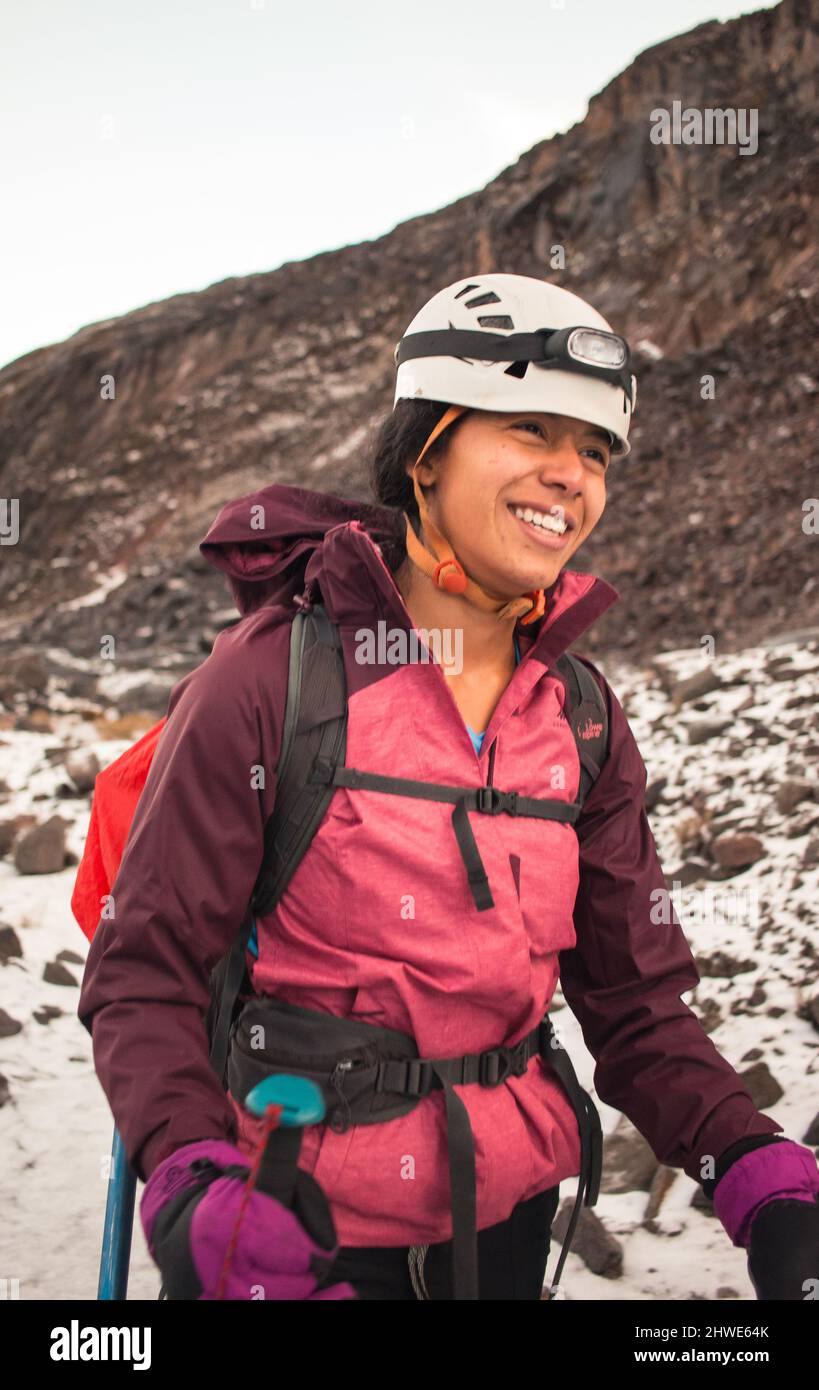 Nahaufnahme Porträt der dunklen schönen jungen Frau im Bergsteigen Ausrüstung Wandern Stockfoto