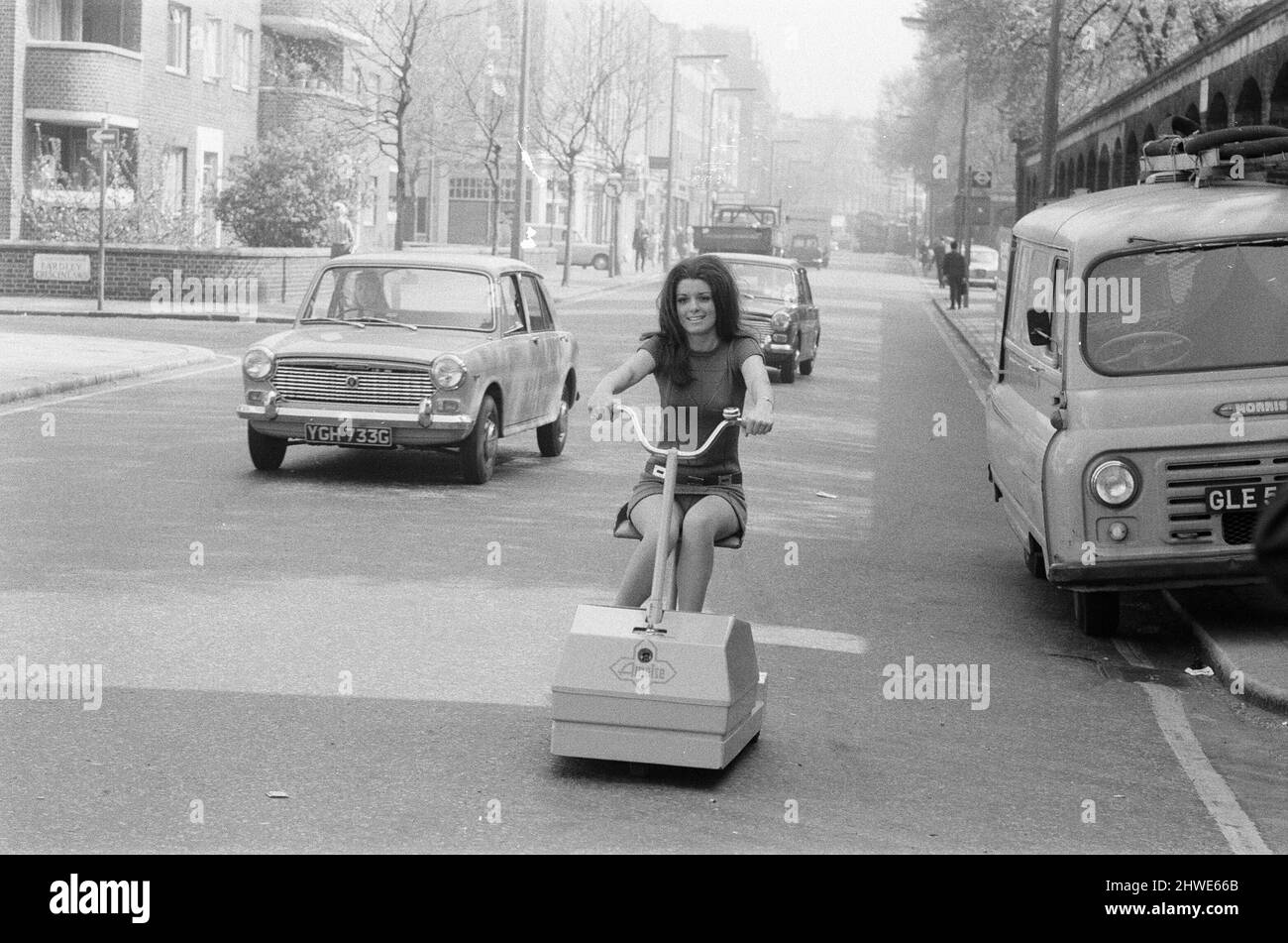 Mechanische Handhabungsausstellung, Earls Court, London, Dienstag, 5.. Mai 1970. Unser Bild Zeigt ... Lynne Hamilton demonstriert einen batteriebetriebenen, rauchfreien Betriebslauf auf den Straßen Londons. Stockfoto