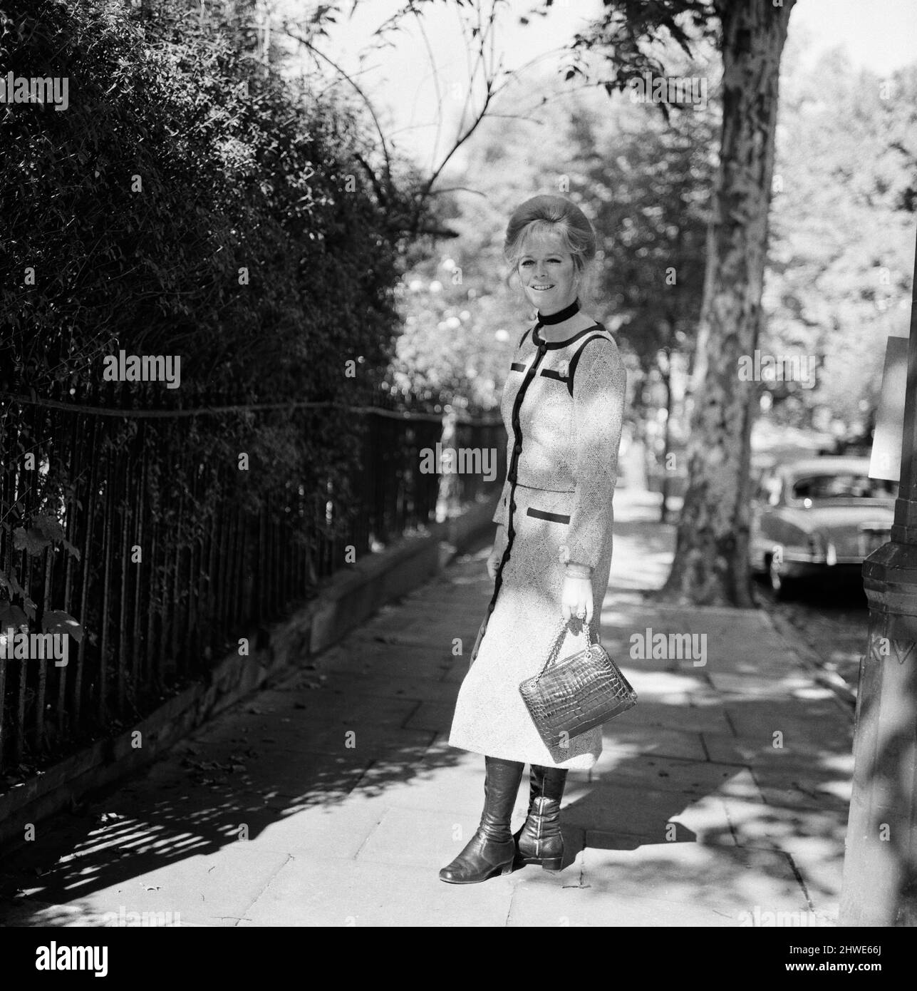 Lady Antonia Fraser trägt ein Tweed-Outfit vor ihrem Haus in West London. 18.. September 1970. Stockfoto Lady Antonia Fraser trägt ein Tweed-Outfit vor ihrem Haus in West London. 18.. September 1970. Stockfoto
