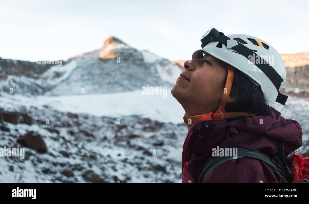 Nahaufnahme Porträt der dunklen schönen jungen Frau im Bergsteigen Ausrüstung Wandern Stockfoto