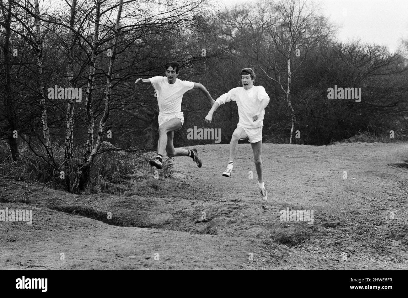 Schauspieler Michael Crawford trainiert mit dem Olympiasportler Gordon Pirie für seine bevorstehende Rolle im Michael Winnerfilm „The Games“. Wimbledon Common. 22.. Januar 1969. Stockfoto