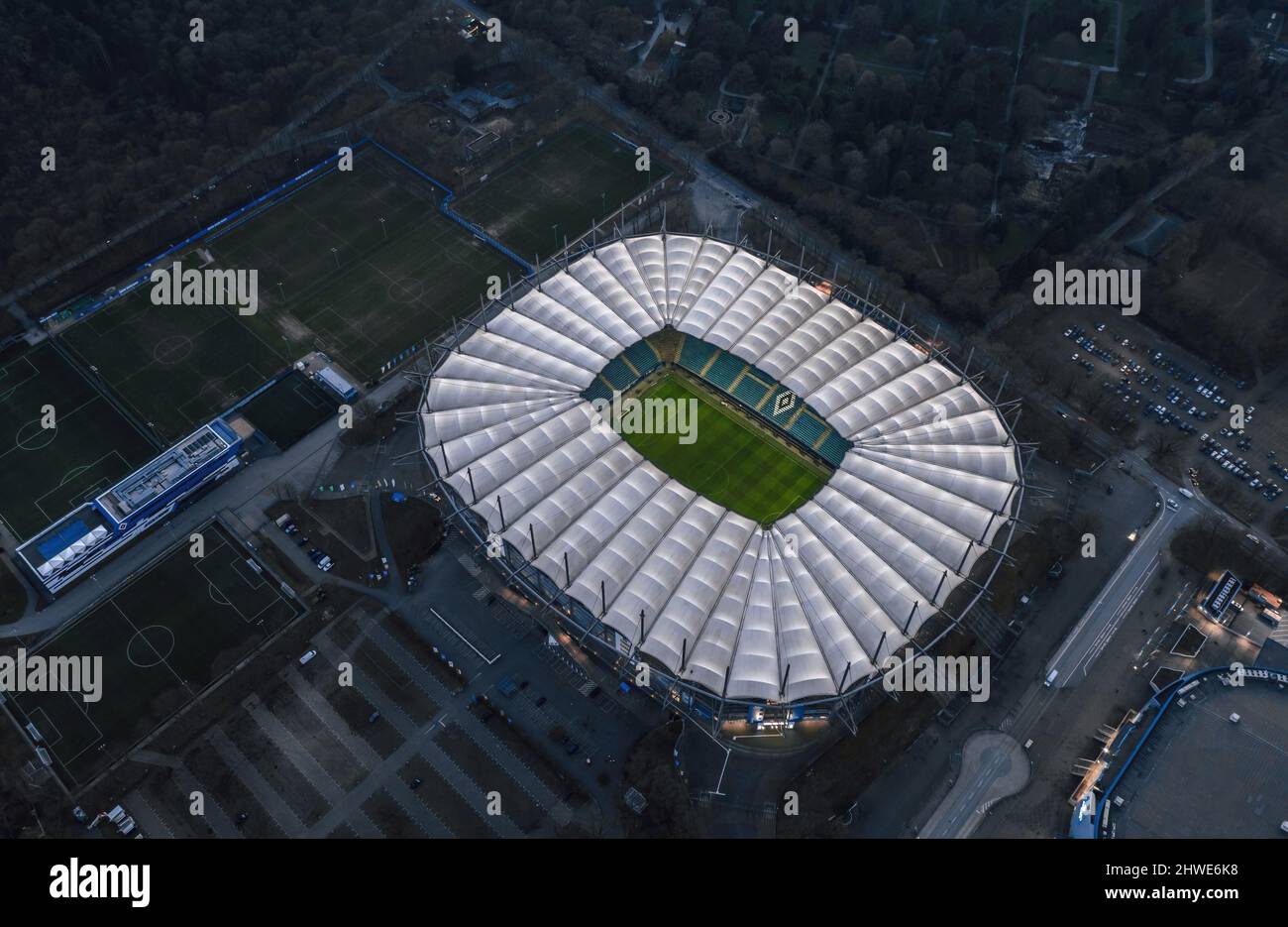 Hamburg, Deutschland - 2022. März: Luftaufnahme über das beleuchtete Volksparkstadion, Heimstadion des Hamburger SV. Stockfoto