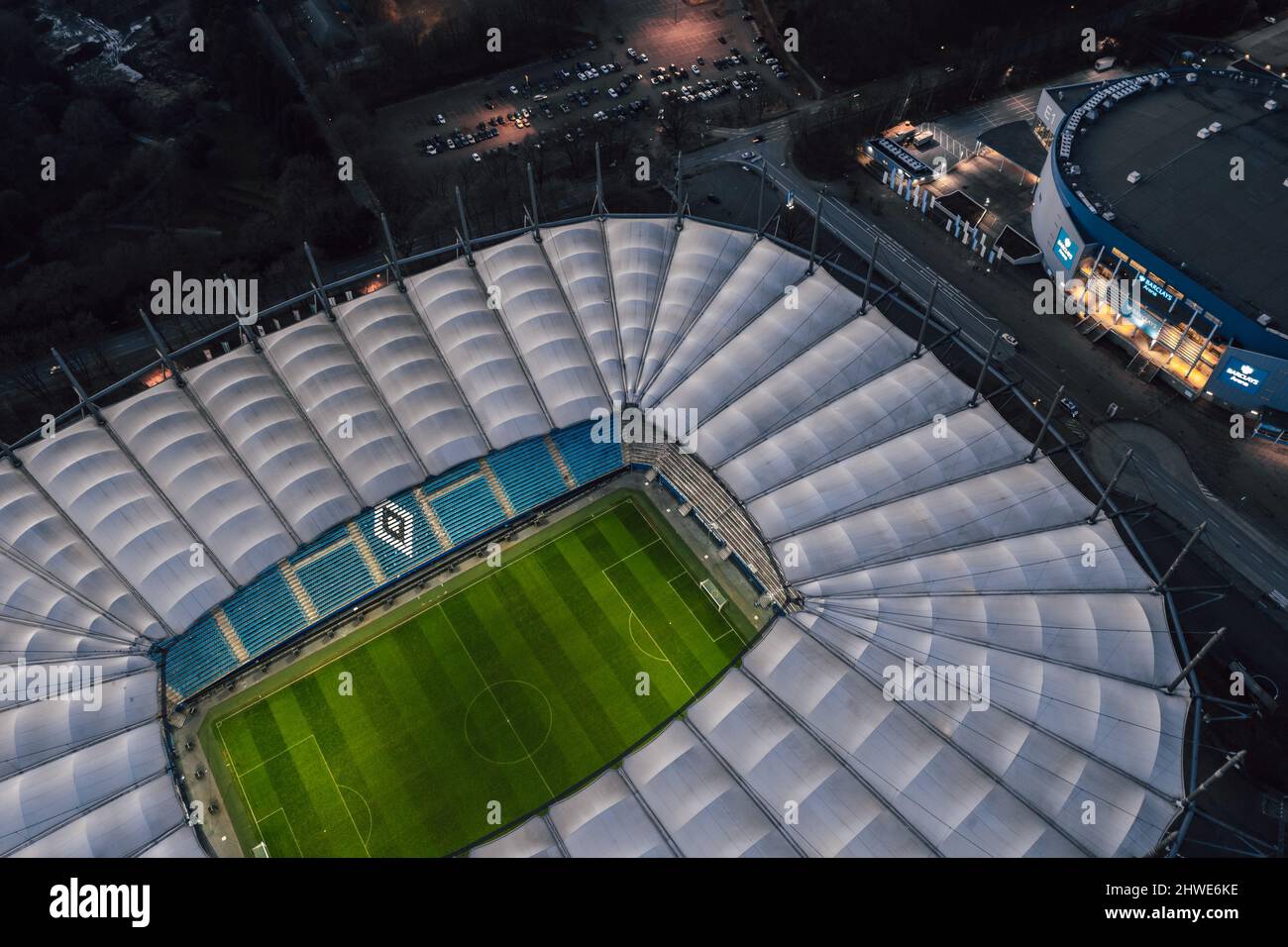 Hamburg, Deutschland - 2022. März: Luftaufnahme über das beleuchtete Volksparkstadion, Heimstadion des Hamburger SV. Stockfoto