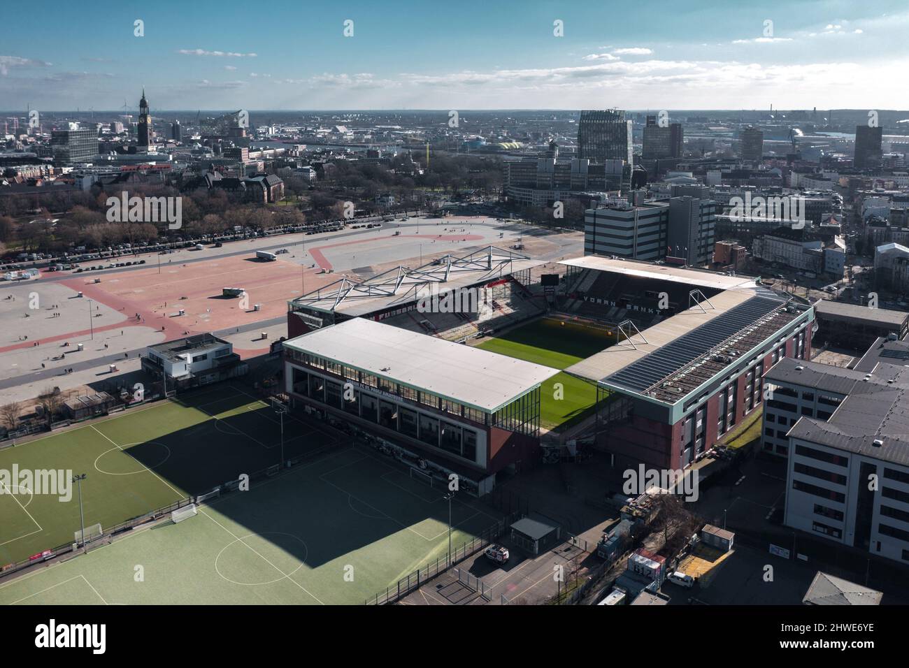 Hamburg, Deutschland - März 2022: Luftaufnahme über Heiligengeistfeld und Millerntor-Stadion, Heimstadion des FC St. Pauli Stockfoto