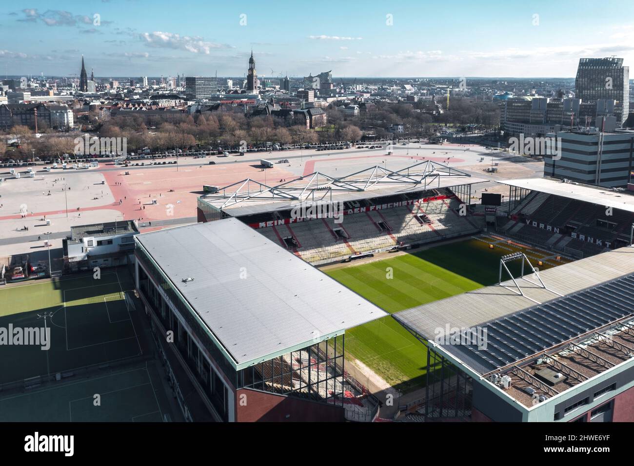 Hamburg, Deutschland - März 2022: Luftaufnahme über Heiligengeistfeld und Millerntor-Stadion, Heimstadion des FC St. Pauli Stockfoto