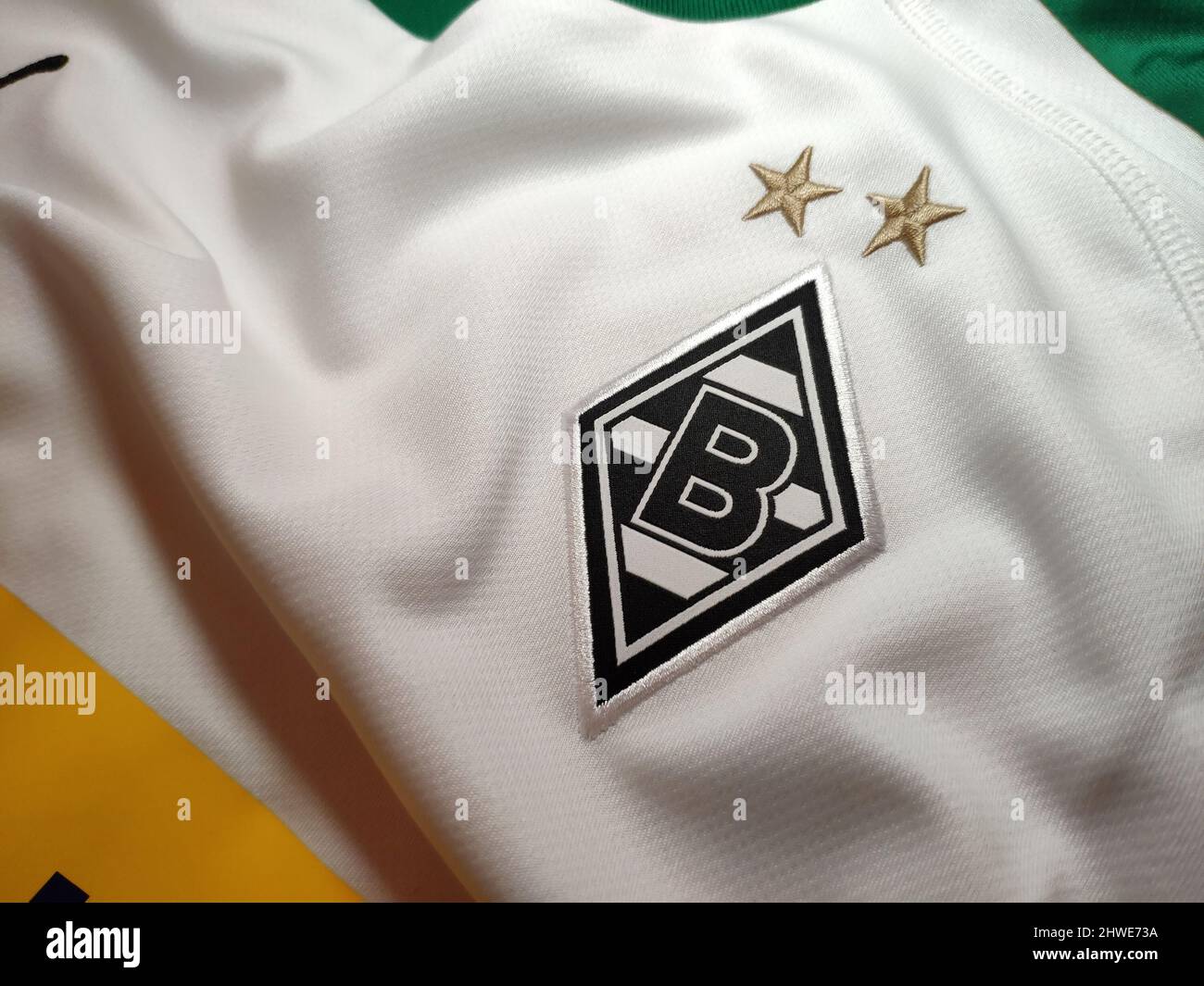 Borussia Mönchengladbach Logo Emblem auf dem weißen Heimtrikot Hintergrund. Stockfoto