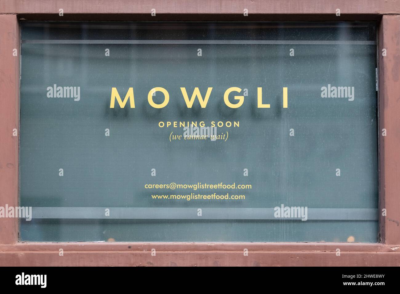 Mowgli-Restaurant wird bald eröffnet, Schild in Glasgow, Schottland, Großbritannien - „Eröffnung wird bald (wir können warten)“ Stockfoto