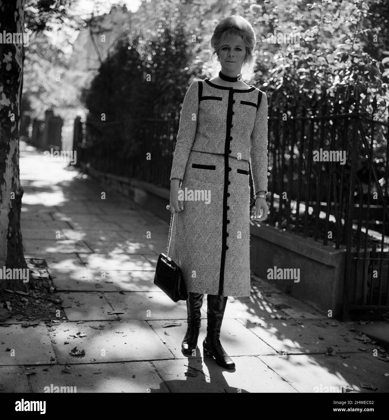 Lady Antonia Fraser trägt ein Tweed-Outfit vor ihrem Haus in West London. 18.. September 1970. Stockfoto Lady Antonia Fraser trägt ein Tweed-Outfit vor ihrem Haus in West London. 18.. September 1970. Stockfoto