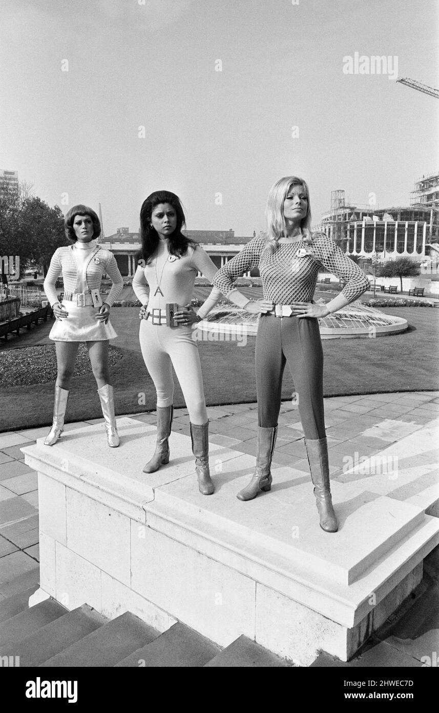 UFO, TV-Serie. Schauspielerinnen aus der Science-Fiction-Serie über eine Alieninvasion auf die Erde, die während eines Fotoaufrufs zur Werbung für die Serie Outside Hall of Memories, Birmingham, am 15.. September 1970, aufgenommen wurde. Stockfoto