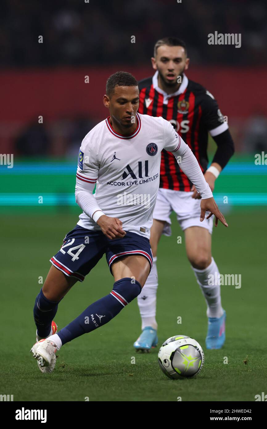 Nizza, Frankreich, 5.. März 2022. Thilo Kehrer von PSG bricht mit dem Ball, als Amine Gouiri von OGC Nice während des Spiels der Uber Eats Ligue 1 im Allianz Riviera Stadium in Nizza anschaut. Bildnachweis sollte lauten: Jonathan Moscrop / Sportimage Kredit: Sportimage/Alamy Live News Stockfoto