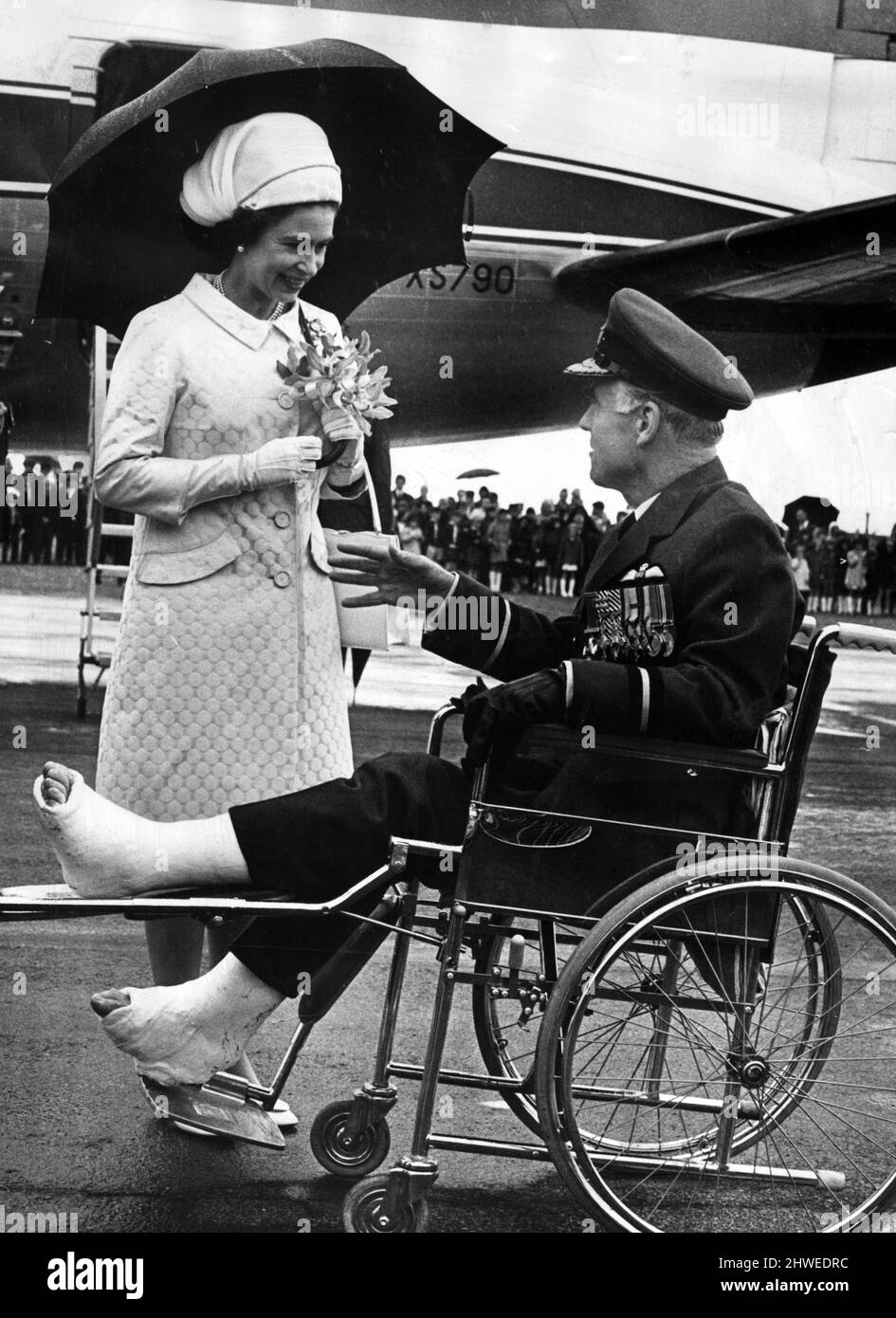 Die Königin sagt Auf Wiedersehen zum Air Commodore Ivor Broom, Kommandant von CFS Little Rissington, der aufgrund von Verletzungen, die kürzlich bei einem Flugzeugabsturz erlitten wurden, auf seine Aufgaben als Gastgeber verzichten musste. 27.. Juni 1969. Stockfoto