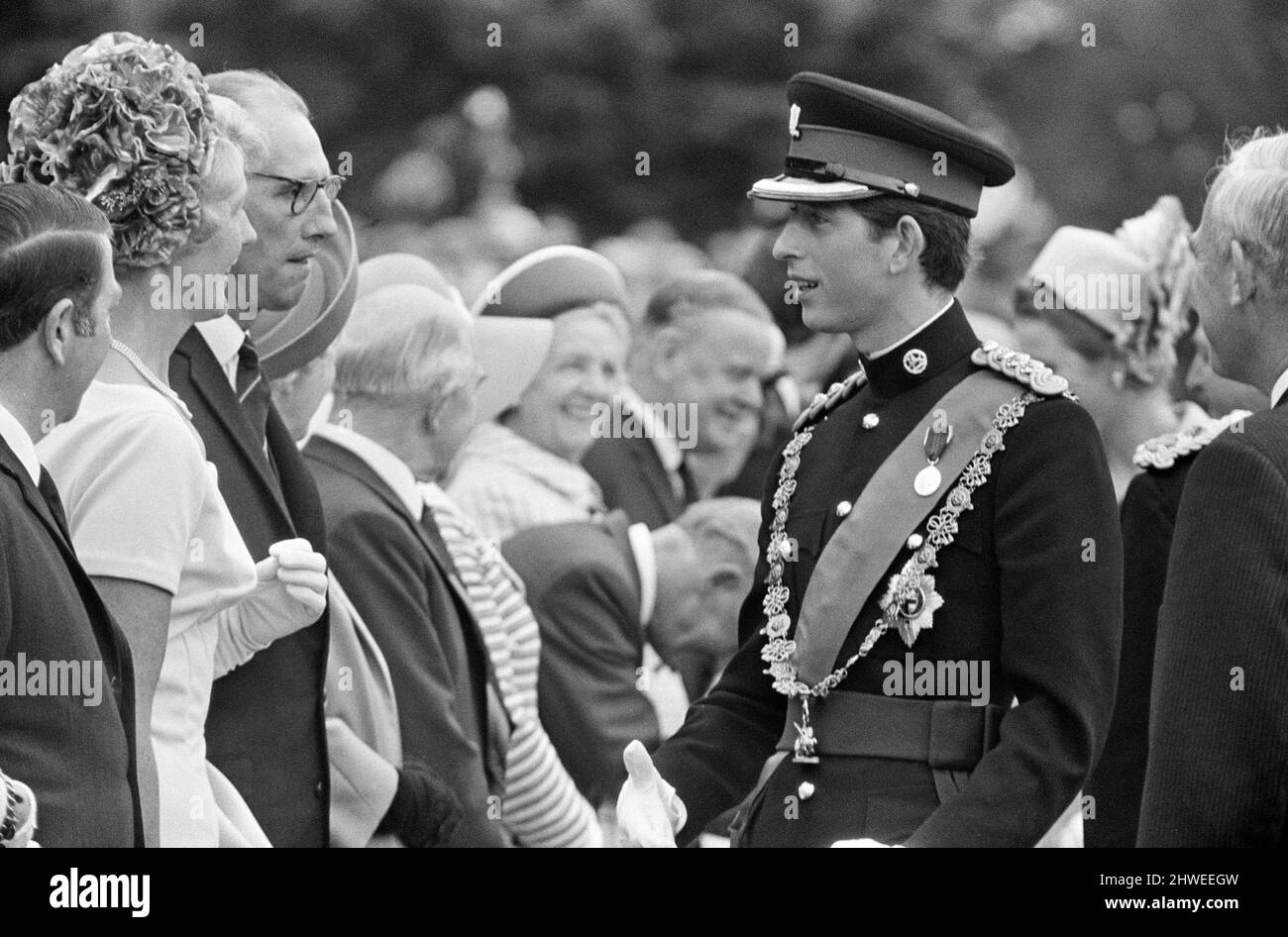 Prinz Charles auf dem Weg zur Zeremonie seiner Investitur als Prinz von Wales im Caernarfon Castle, Gwynedd, Wales, 1.. Juli 1969. Stockfoto