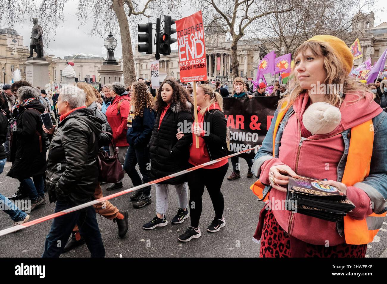 5.. März 2022, London, Großbritannien. Hunderte von Frauen marschieren von der Polizeiwache Charing Cross nach New Scotland Yard, um die Verletzungen von Frauen durch die Polizei zu unterstreichen und ein Ende der Gewalt gegen Frauen im Hinblick auf den Internationalen Frauentag am 8.. März zu fordern. Stockfoto