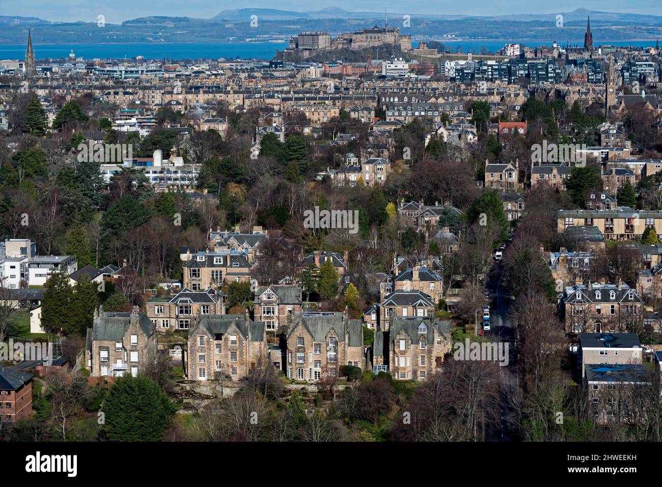 Blick vom Blackford Hill auf die Grange Gegend in Richtung Edinburgh Castle und weiter nach Fife. Stockfoto