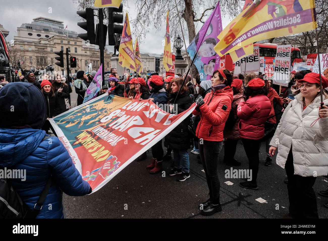 5.. März 2022, London, Großbritannien. Hunderte von Frauen marschieren von der Polizeiwache Charing Cross nach New Scotland Yard, um die Verletzungen von Frauen durch die Polizei zu unterstreichen und ein Ende der Gewalt gegen Frauen im Hinblick auf den Internationalen Frauentag am 8.. März zu fordern. Stockfoto