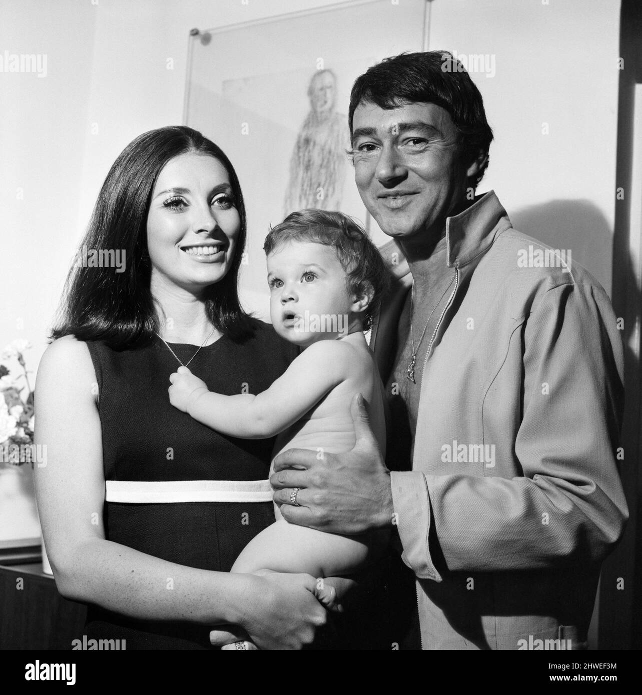 Friseurin Vidal Sassoon, seine Frau Beverly und ihre einjährige Tochter Catya, abgebildet in ihrer Wohnung. 27.. August 1969. Stockfoto