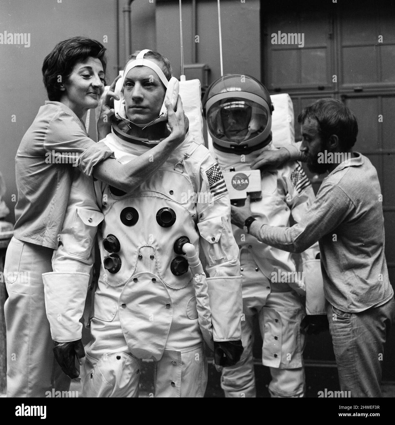 Madame Tussauds-Mitarbeiter haben vor der Ausstellung (ab 16.. Juli) die Wachsmodelle der Astronauten Neil Armstrong (vorne) und Buzz Aldrin im Detail vorgestellt, um der erwarteten Mondlandung zu gedenken, die am Dienstag, dem 15.. Juli 1969, zu sehen war. Unser Bild zeigt ... Bildhauer Jean Fraser unterstützt von David Tomkins. Stockfoto