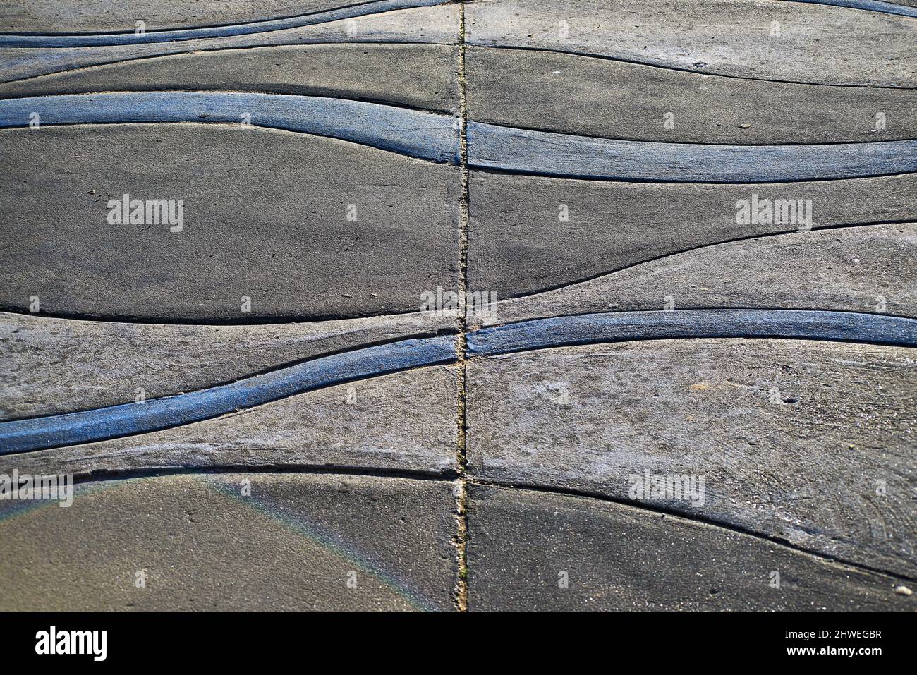 Ein abstraktes Muster aus welligen Linien auf Beton Stockfoto