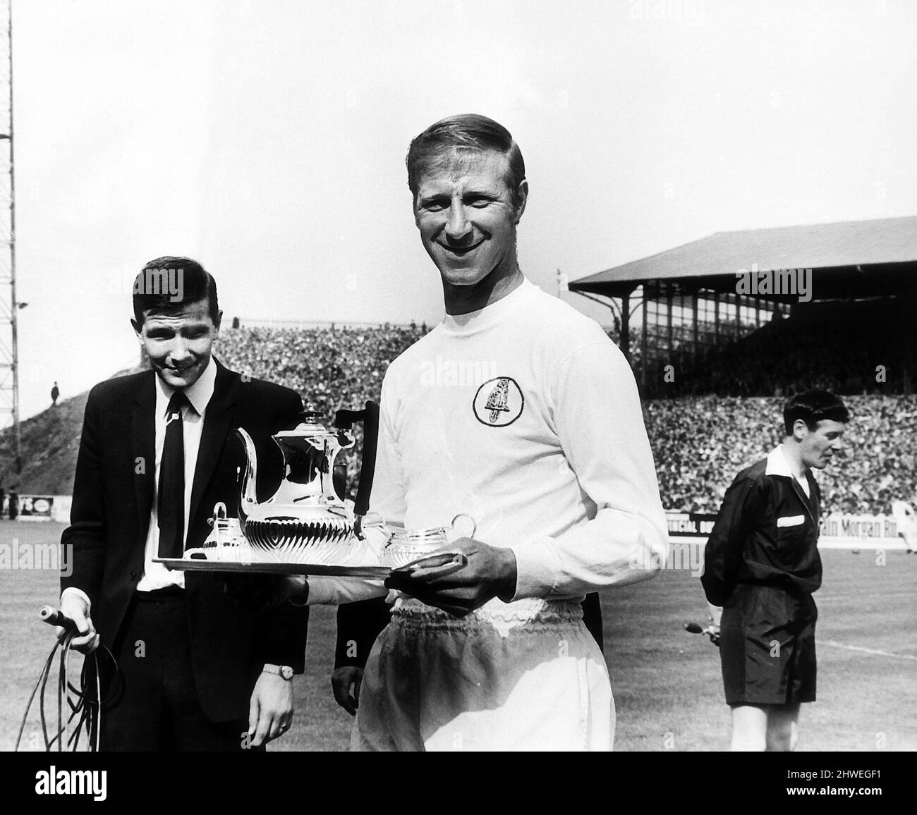 Jack Charlton Leeds United Fußballspieler erhält ein Silber-Tee-Set in Anerkennung für seinen langen Dienst an dem Verein am 1969. September. Jugendkarriere Leeds United 1950-1952 Seniorenkarriere Leeds United 1952-1973 Stockfoto