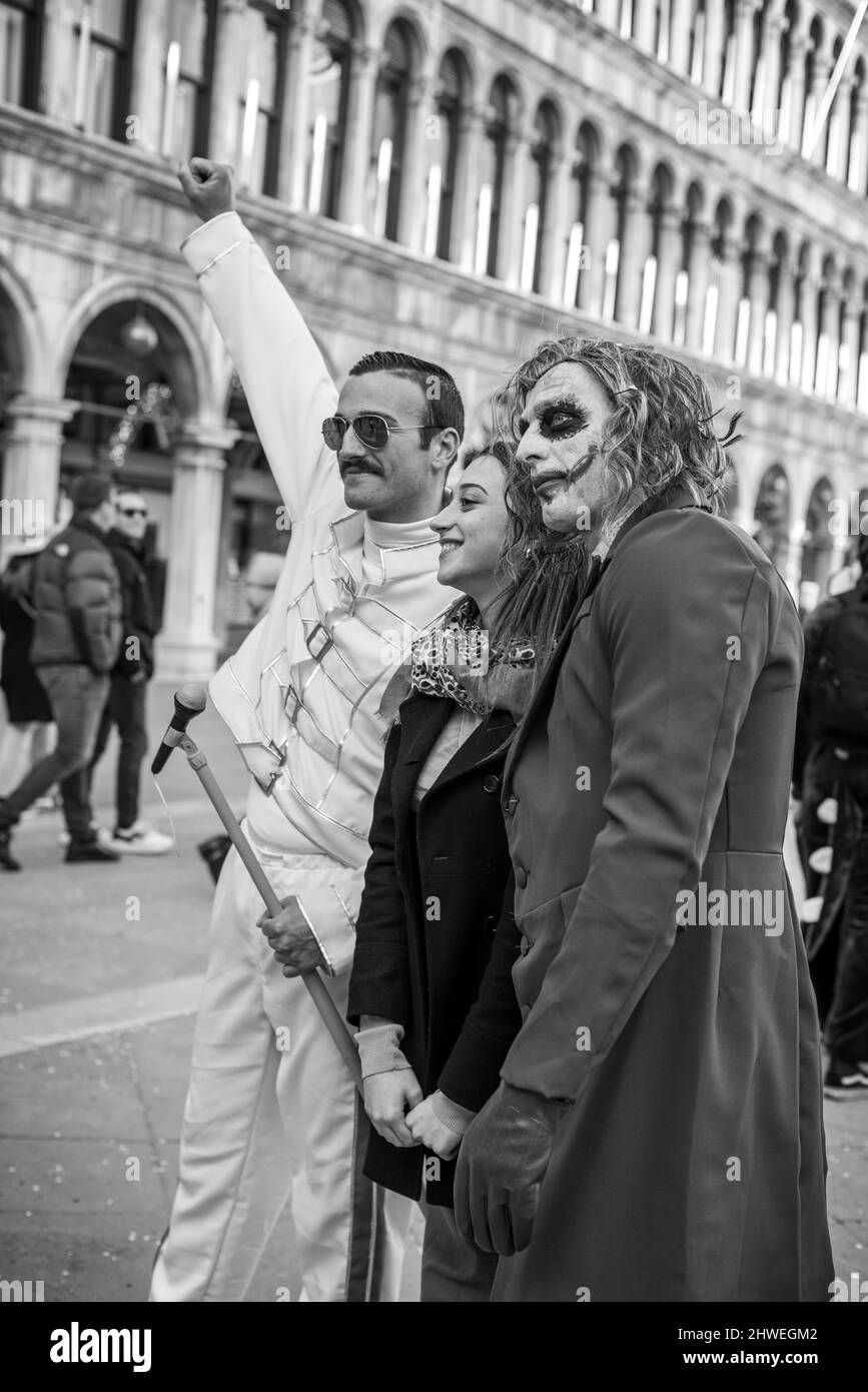 Der Geist des Karnevals von Venedig findet sich in den Kostümen der Nachtschwärmer wieder Stockfoto